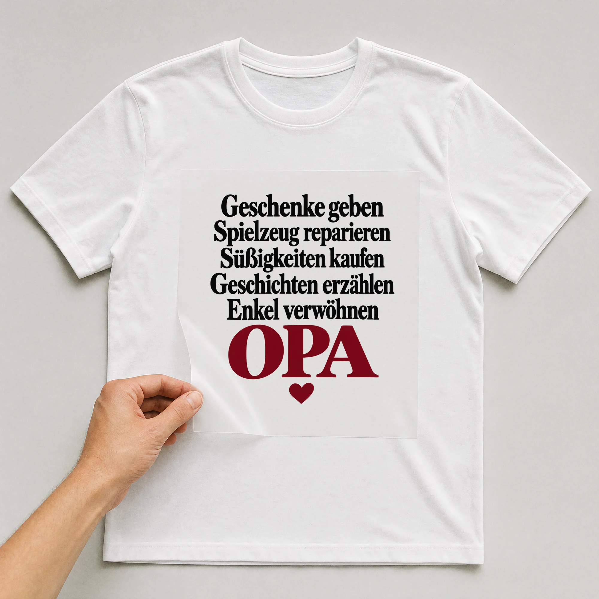 Bügelbild „Geschenke geben Spielzeug reparieren Süßigkeiten kaufen Geschichten erzählen“ auf weißem T-Shirt, Folie wird aufgelegt