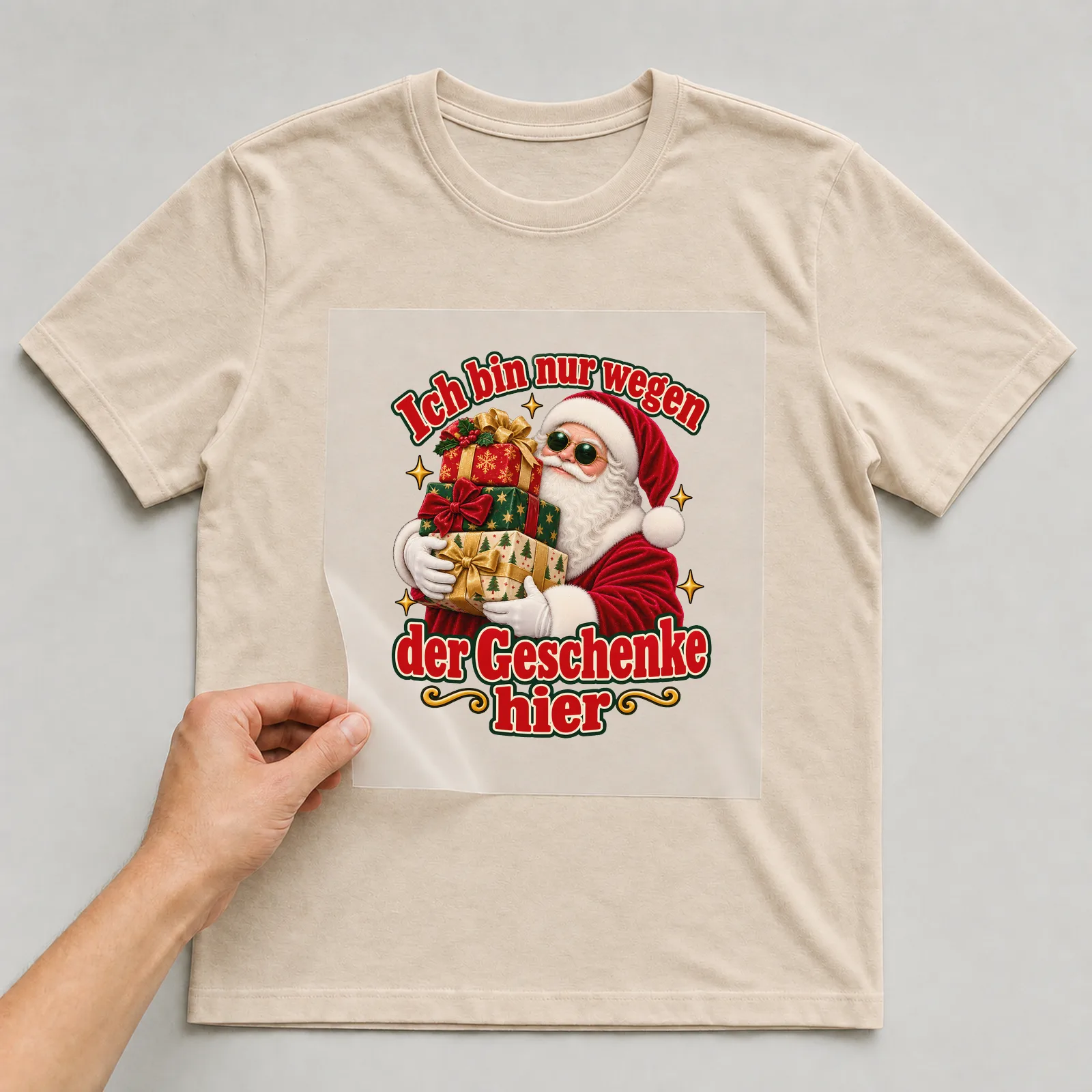 Bügelbild nur wegen der geschenke cheeky auf beigem T-Shirt, Folie wird aufgelegt