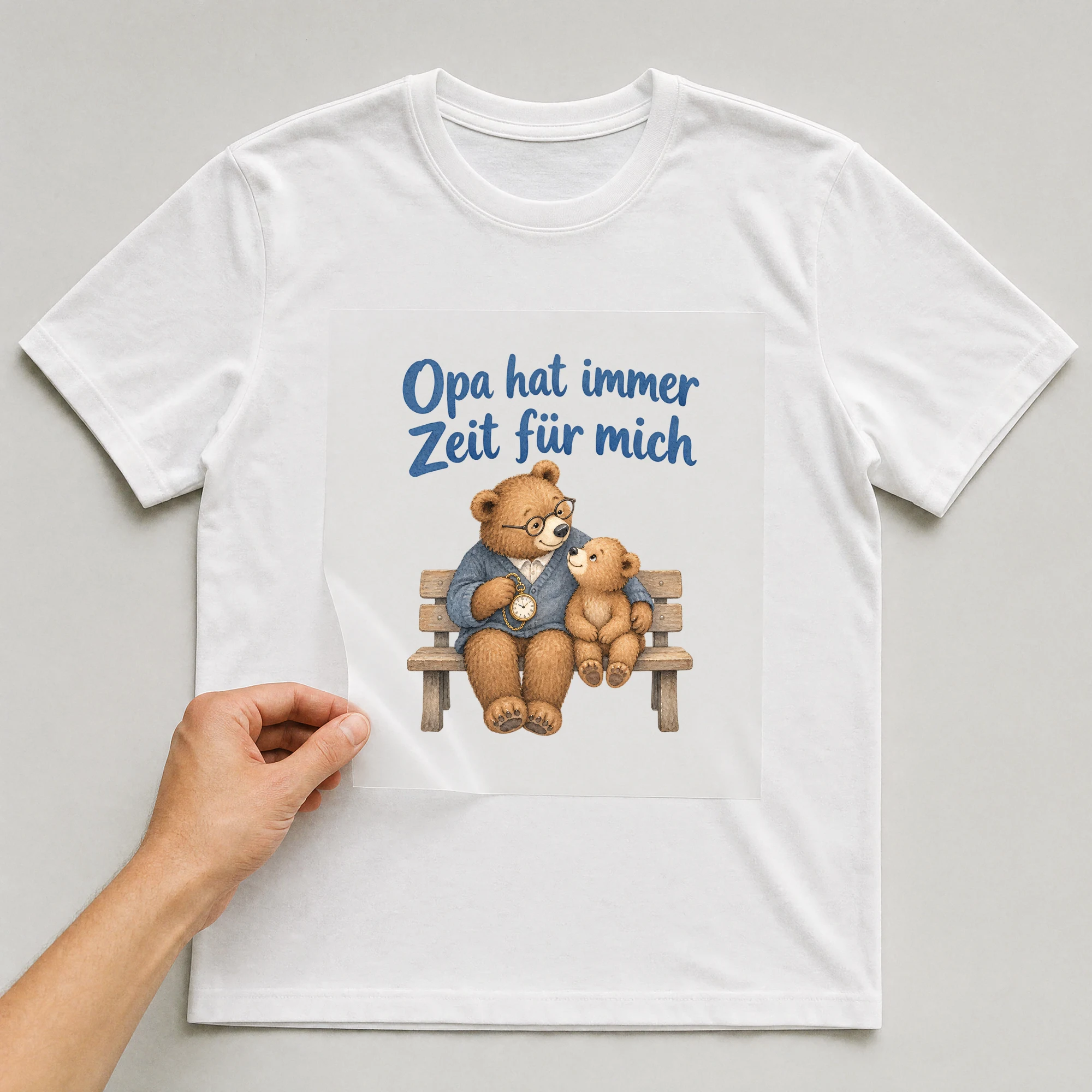 Bügelbild „Opa hat immer Zeit für mich“ auf weißem T-Shirt, Folie wird aufgelegt