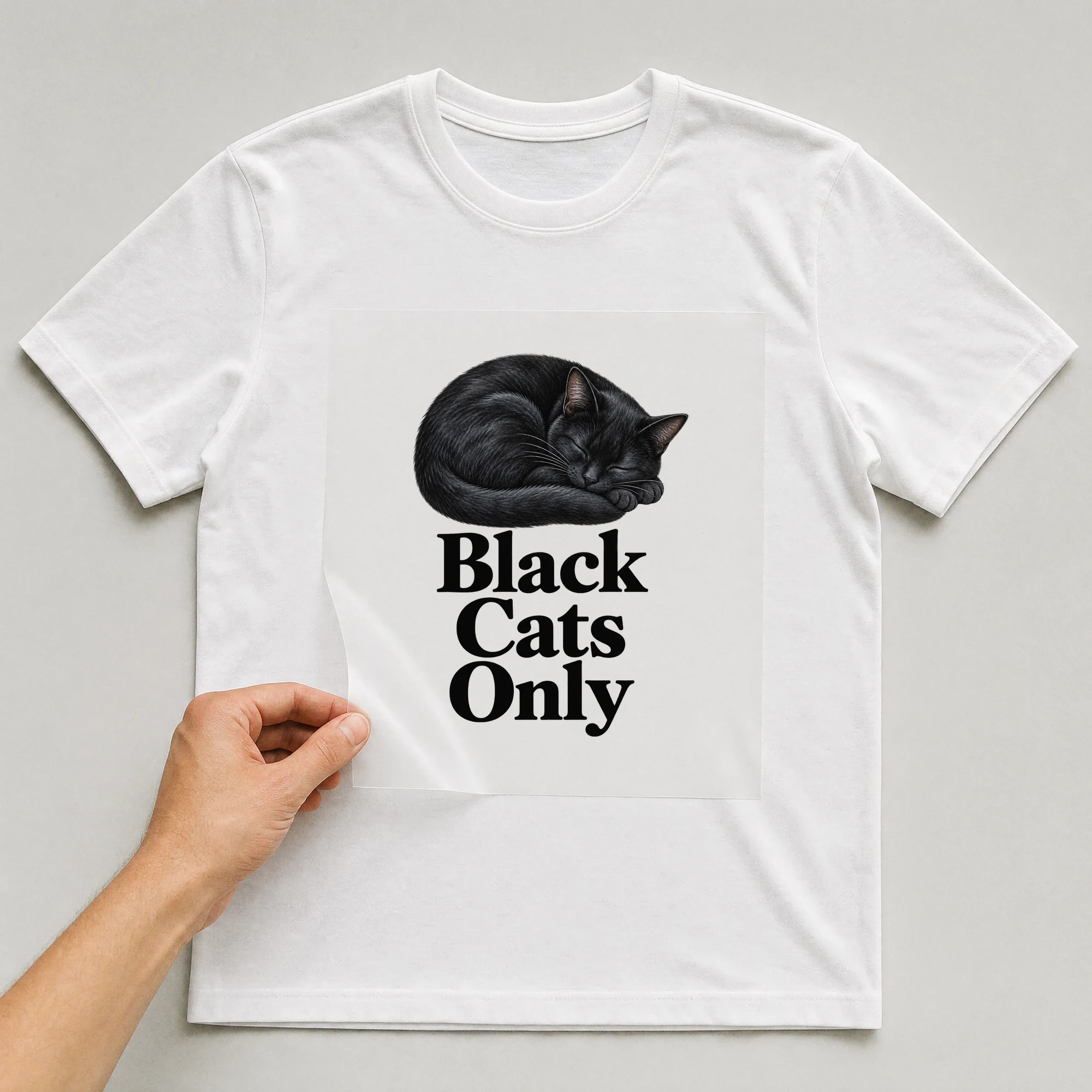 Bügelbild „Black Cats Only“ auf weißem T-Shirt, Folie wird aufgelegt