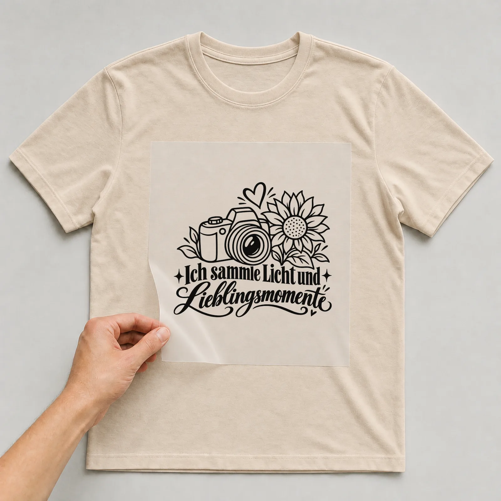 Bügelbild „Ich sammle Licht und Lieblingsmomente“ auf beigem T-Shirt, Folie wird aufgelegt