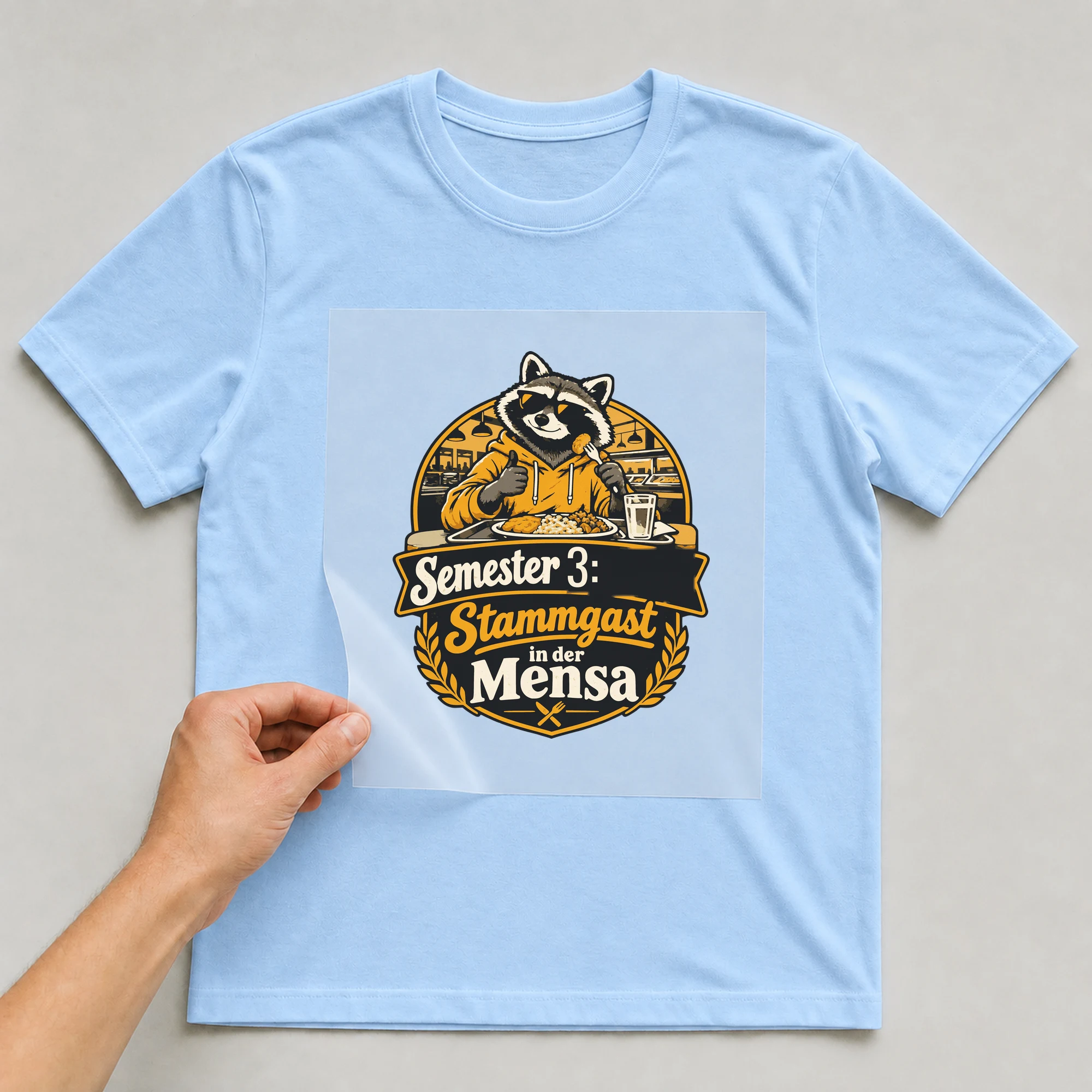 Bügelbild Semester: Stammgast in der Mensa mit Zahl auf hellblauem T-Shirt, Folie wird aufgelegt