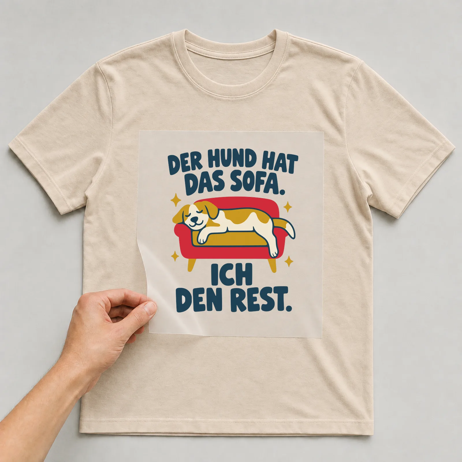 Bügelbild Der Hund hat das Sofa. Ich den Rest. auf beigem T-Shirt, Folie wird aufgelegt