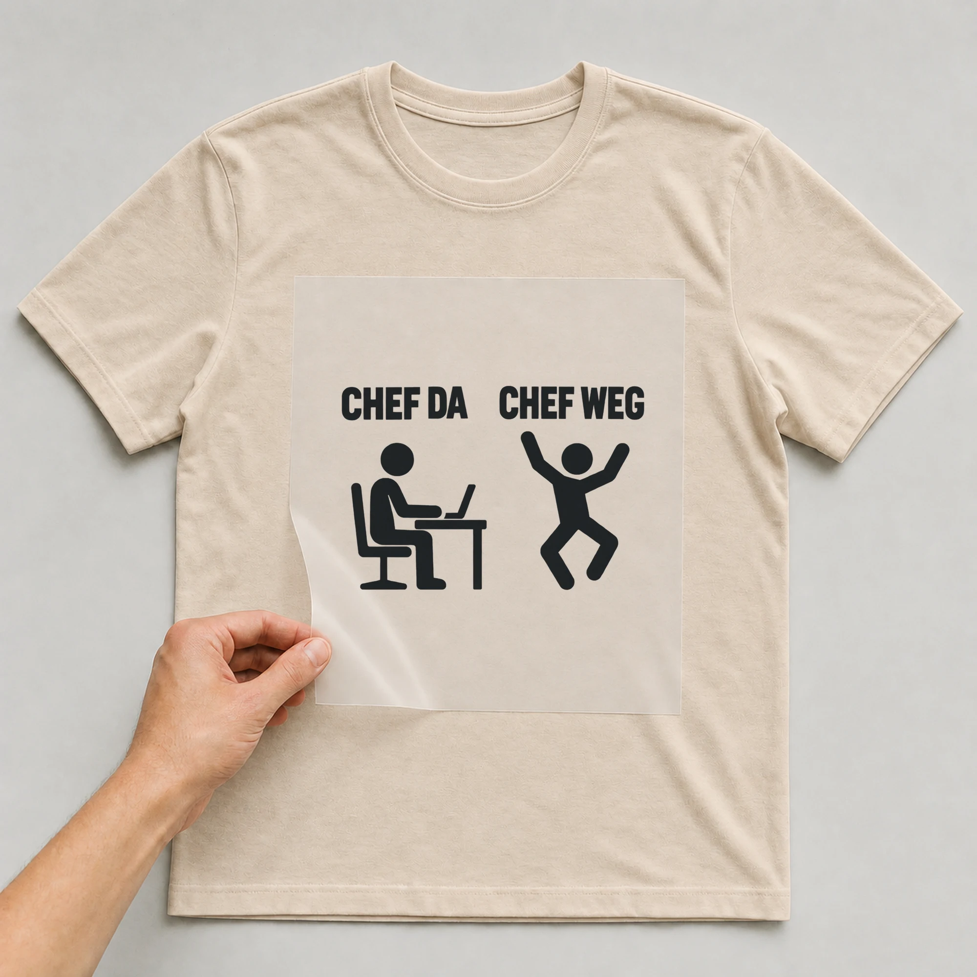 Bügelbild „Chef da Chef weg“ auf babyblauem T-Shirt, Folie wird aufgelegt