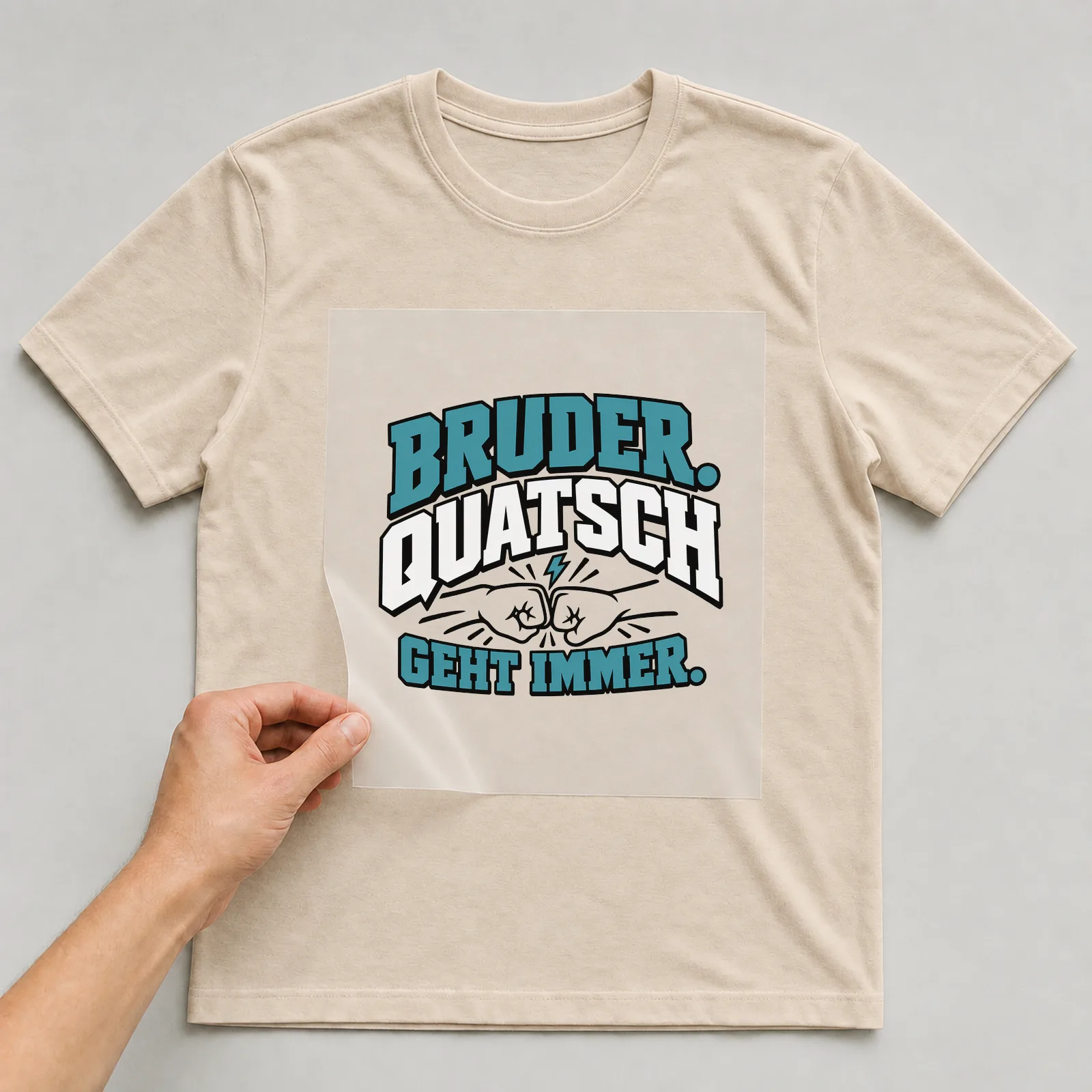 Bügelbild „Bruder. Quatsch geht immer.“ auf beigem T-Shirt, Folie wird aufgelegt