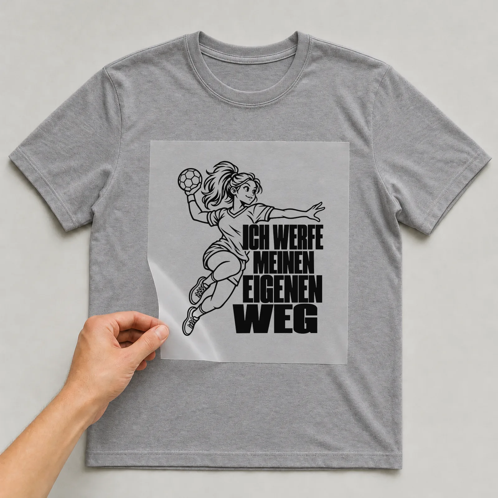 Bügelbild „Ich werfe meinen eigenen weg“ auf grauem T-Shirt, Folie wird aufgelegt
