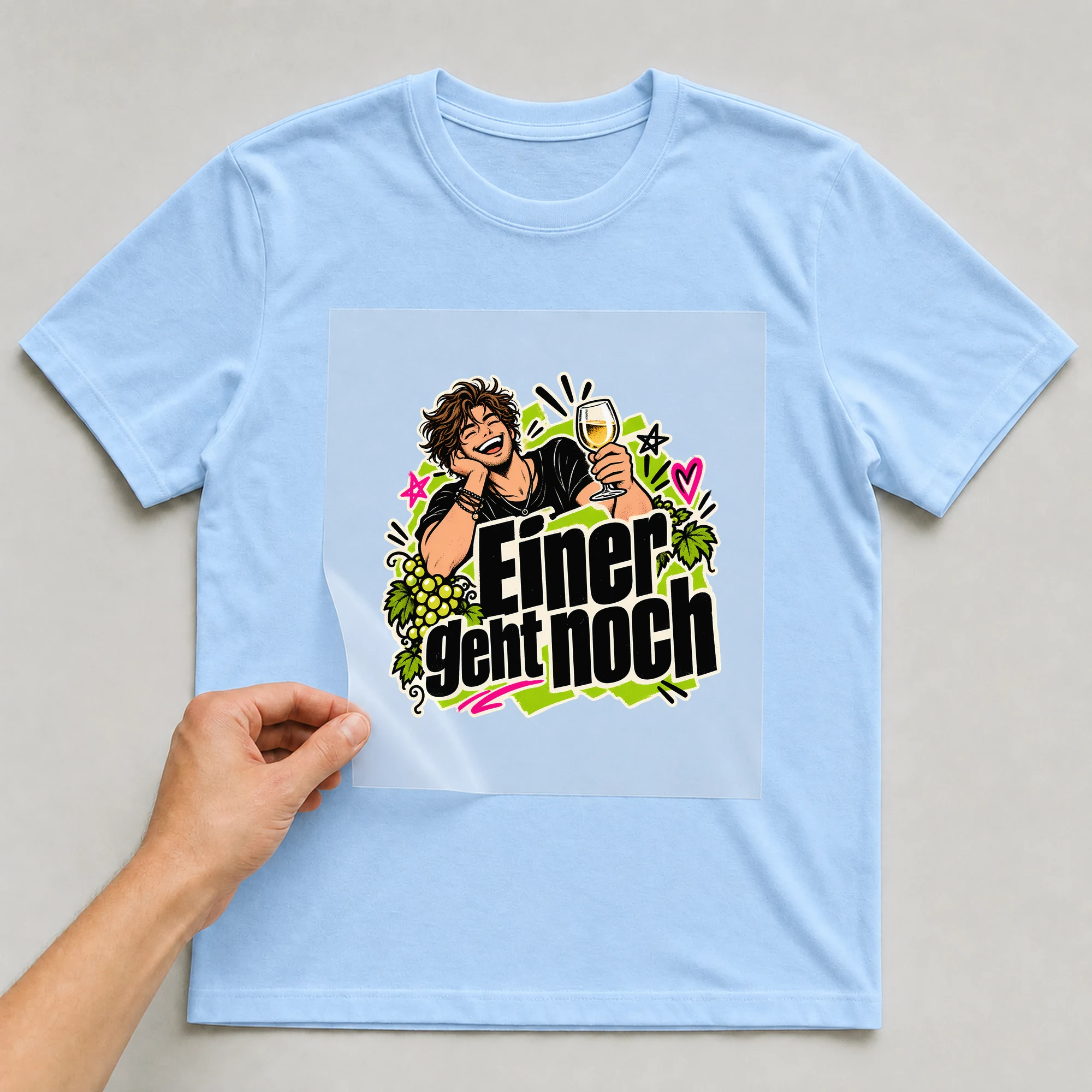 Bügelbild „Einer geht noch“ auf babyblauem T-Shirt, Folie wird aufgelegt