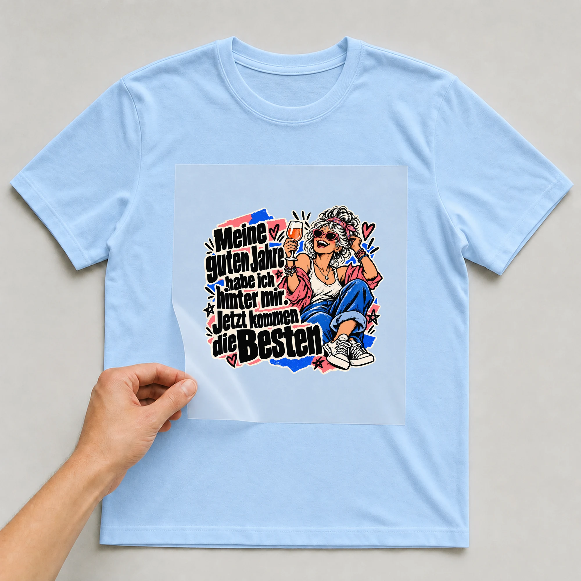 Bügelbild „Meine guten Jahre habe ich hinter mir.“ auf babyblauem T-Shirt, Folie wird aufgelegt