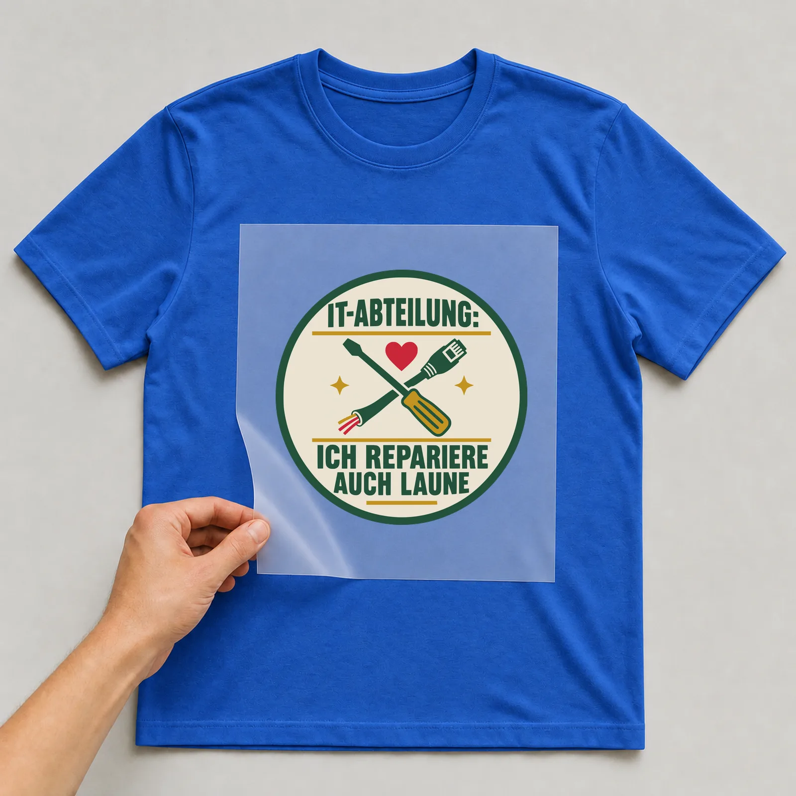 Bügelbild IT-Abteilung: Ich repariere auch Laune auf blauem T-Shirt, Folie wird aufgelegt