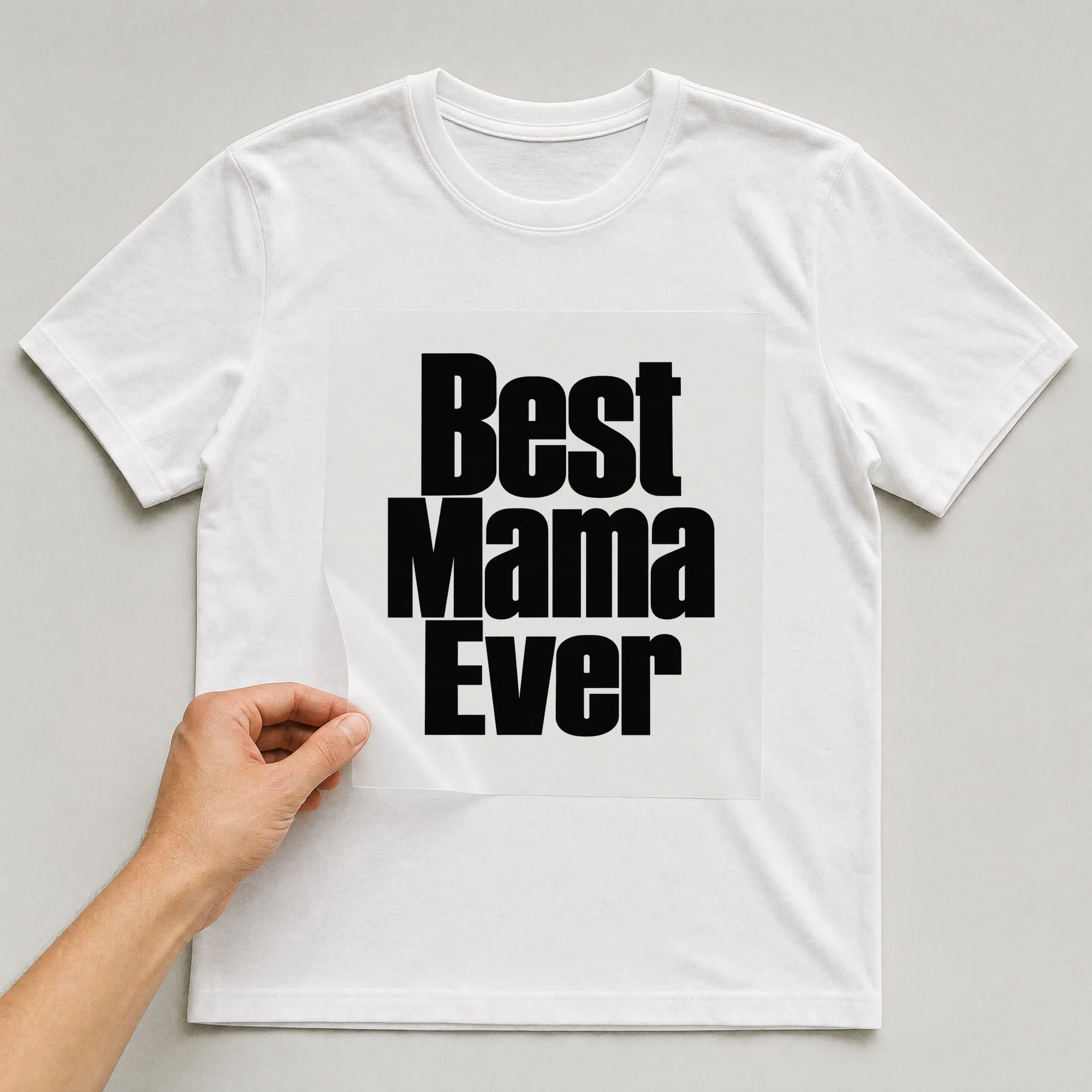 Bügelbild „Best Mama Ever“ auf weißem T-Shirt, Folie wird aufgelegt