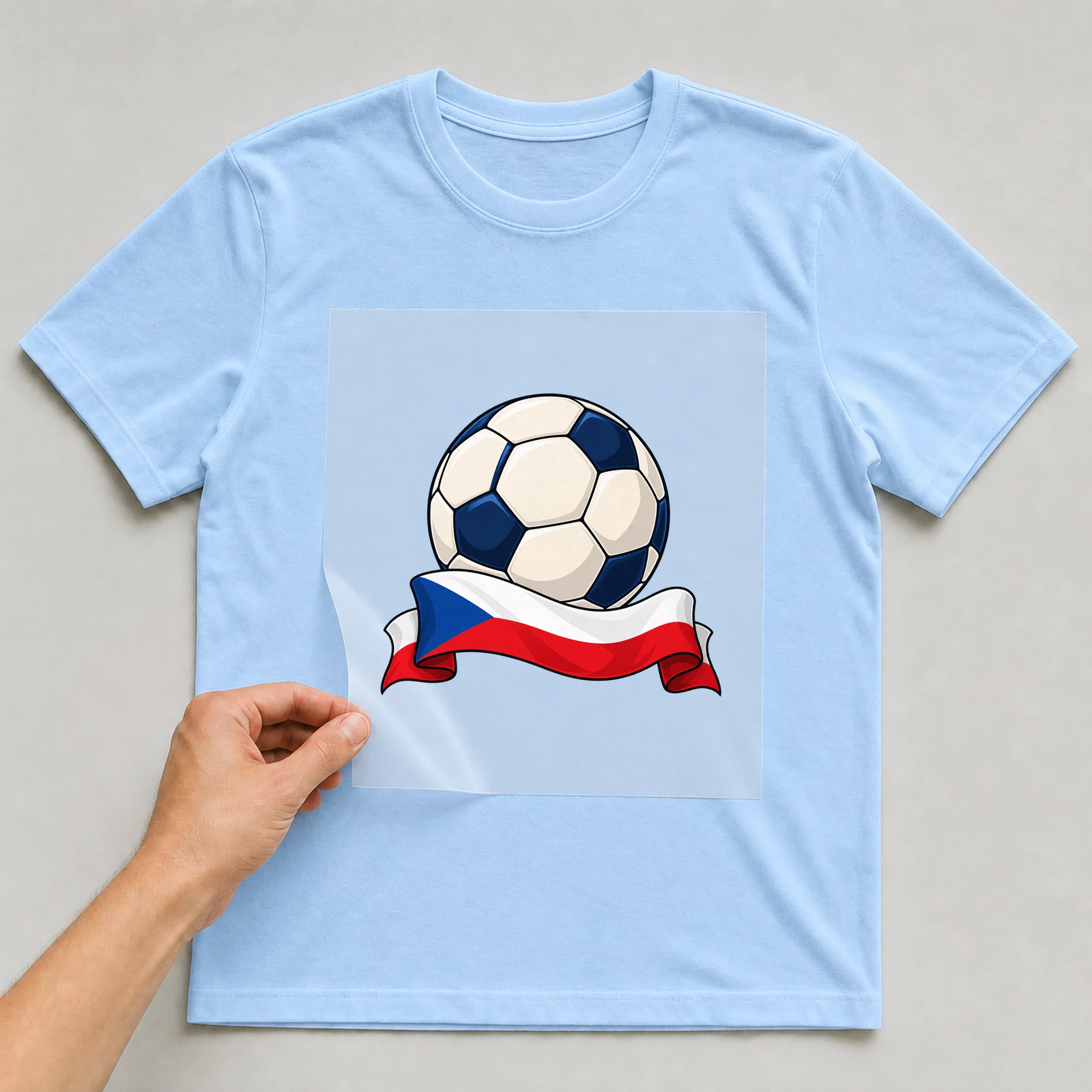 Bügelbild „Fußball Tschechien Fahne“ auf babyblauem T-Shirt, Folie wird aufgelegt