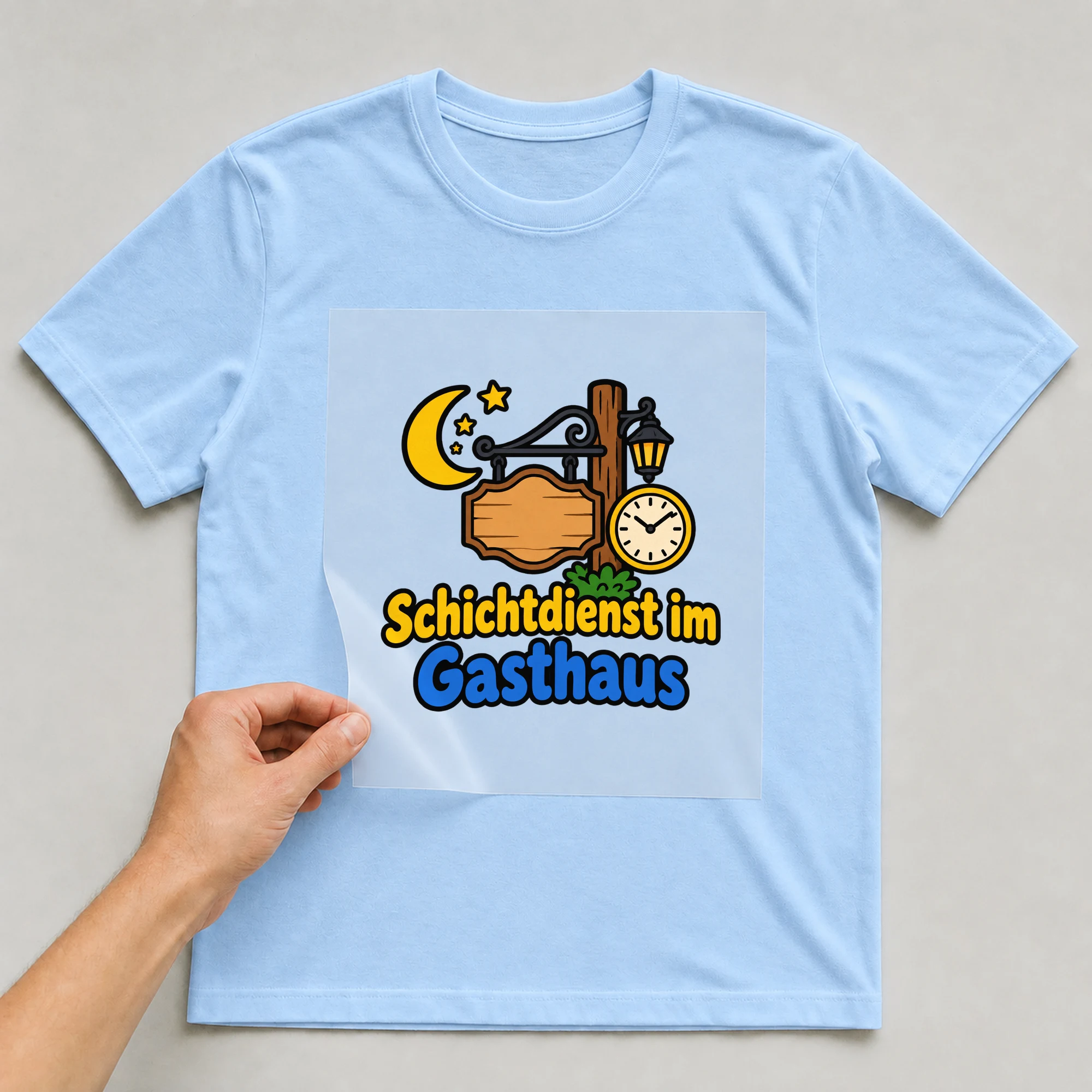 Bügelbild „Schichtdienst im Gasthaus“ auf babyblauem T-Shirt, Folie wird aufgelegt