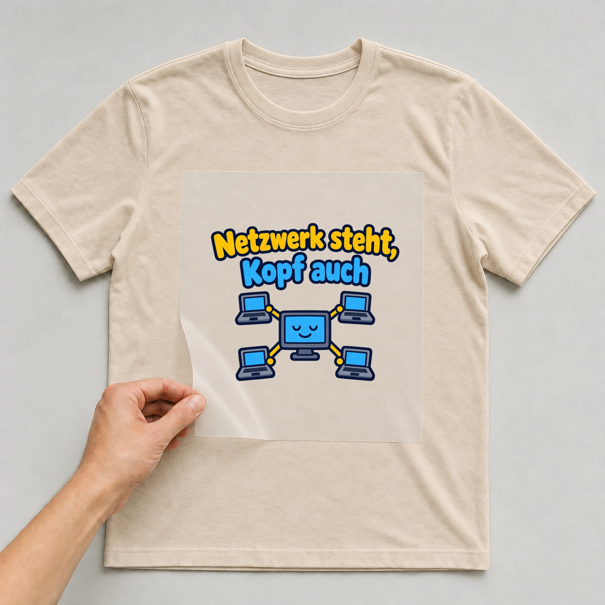 Bügelbild „Netzwerk steht, Kopf auch“ auf beigem T-Shirt, Folie wird aufgelegt