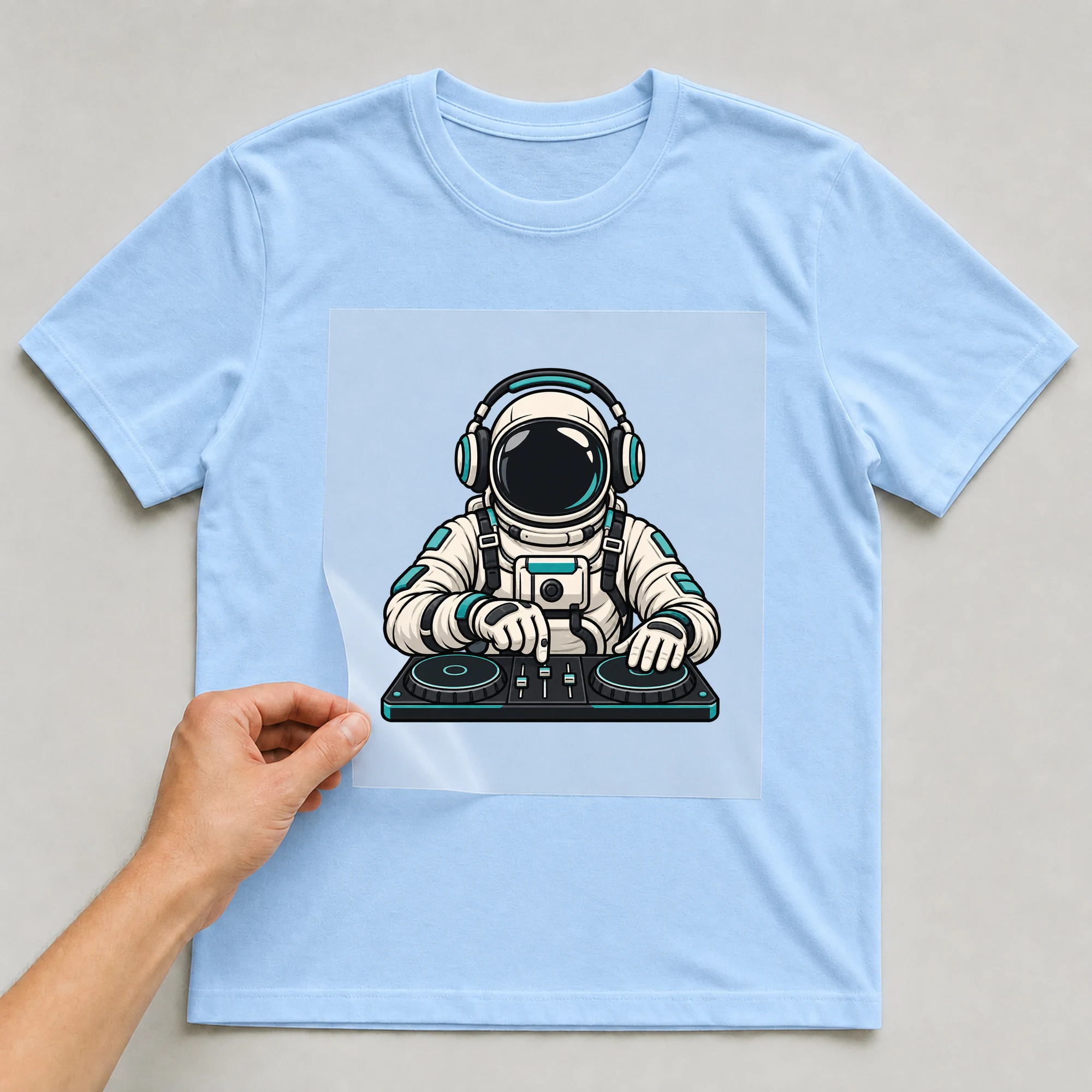 Bügelbild „Space Dee Jay“ auf babyblauem T-Shirt, Folie wird aufgelegt