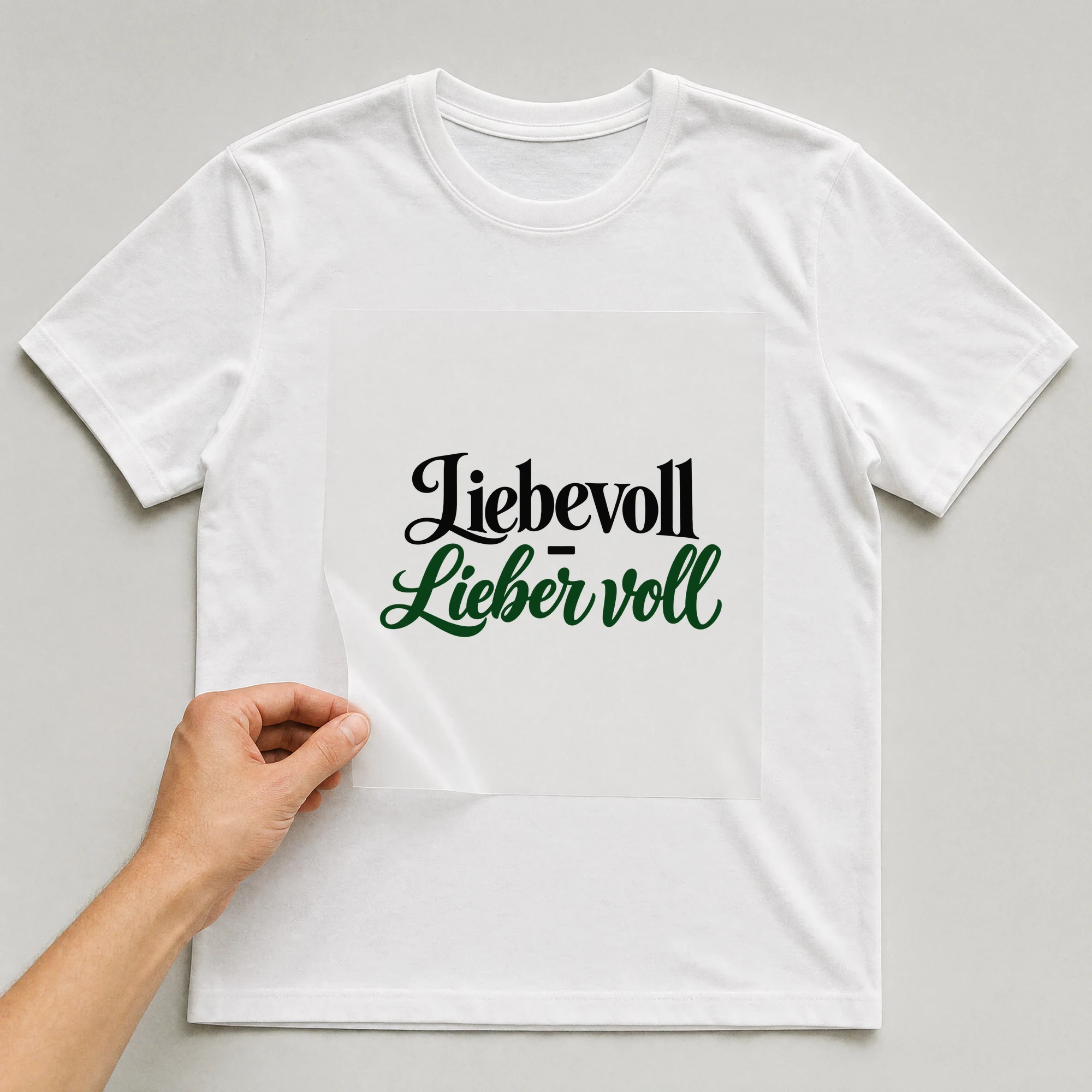 Bügelbild „Liebevoll - Lieber voll“ auf weißem T-Shirt, Folie wird aufgelegt