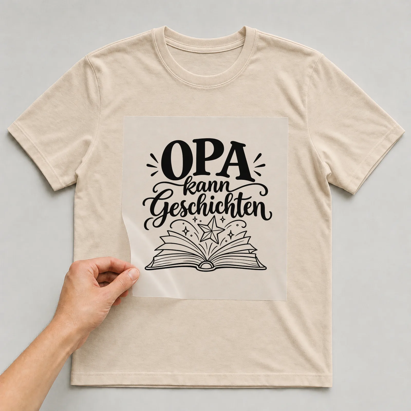 Bügelbild „Opa kann Geschichten“ auf beigem T-Shirt, Folie wird aufgelegt