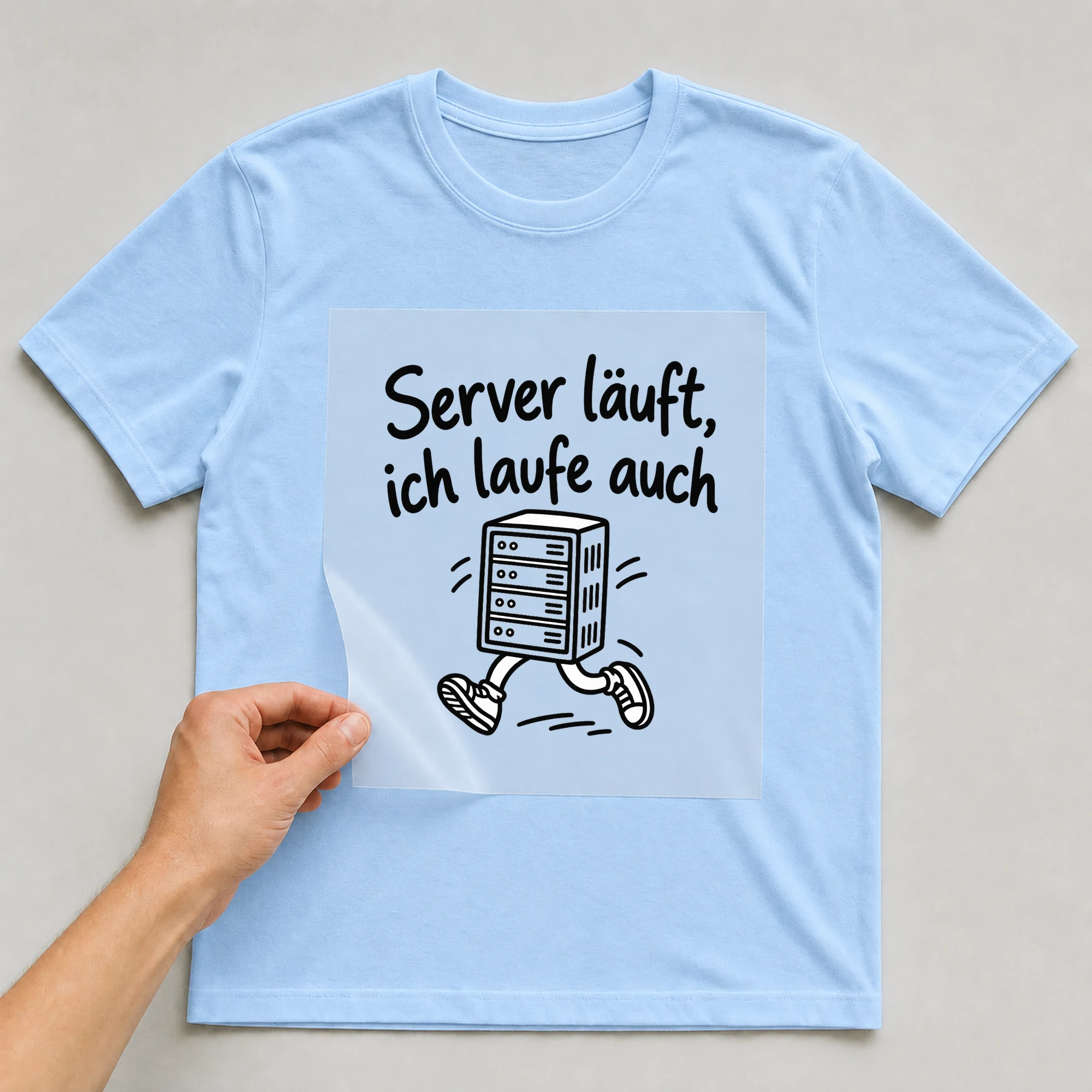 Bügelbild „Server läuft, ich laufe auch“ auf babyblauem T-Shirt, Folie wird aufgelegt