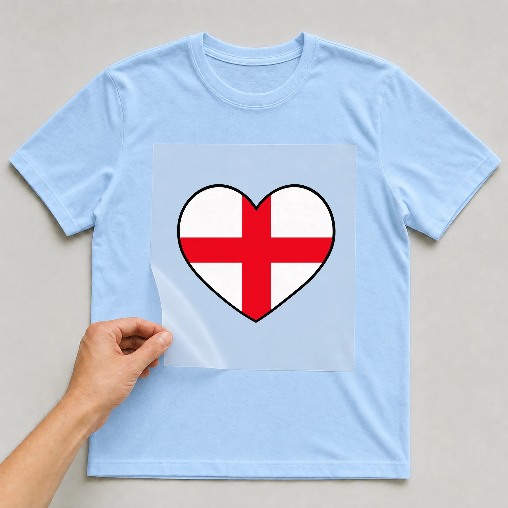 Bügelbild „Länder Flagge England“ auf babyblauem T-Shirt, Folie wird aufgelegt