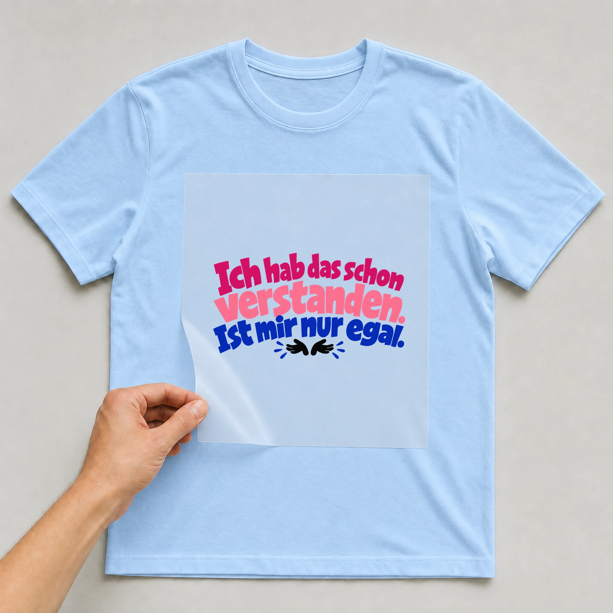 Bügelbild „Ich hab das schon verstanden. Ist mir nur egal.“ auf babyblauem T-Shirt, Folie wird aufgelegt
