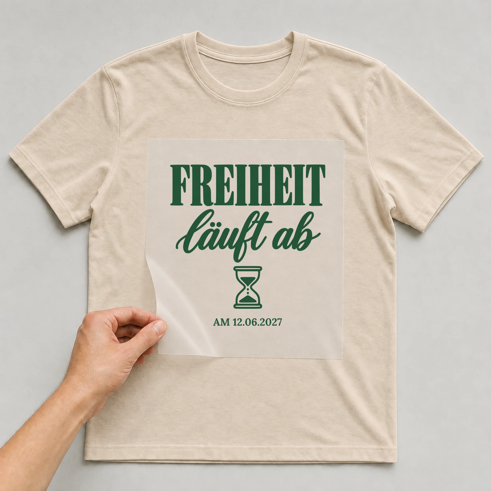 Bügelbild Freiheit läuft ab am mit Datum auf beigem T-Shirt, Folie wird aufgelegt