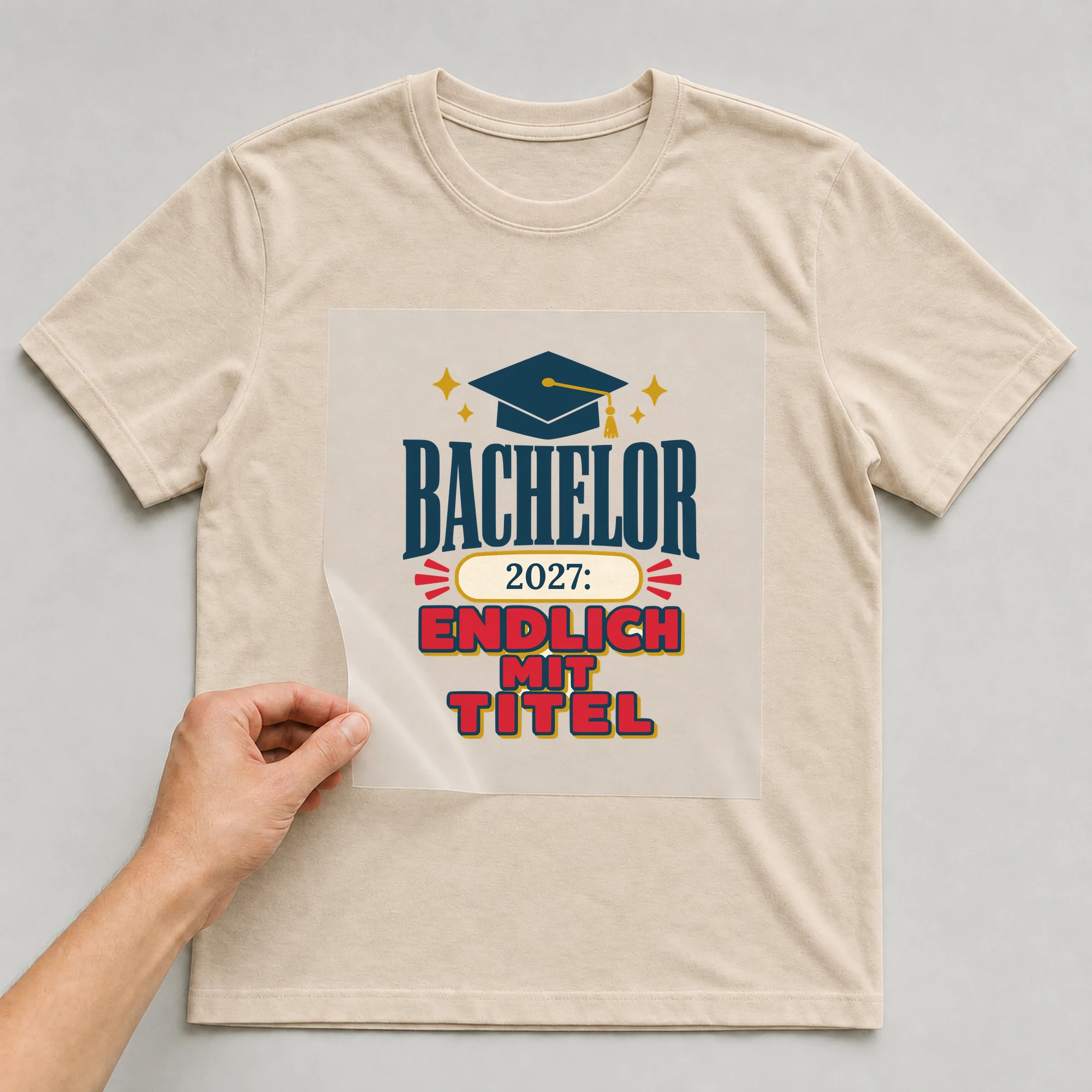 Bügelbild Bachelor: Endlich mit Titel mit Jahr auf beigem T-Shirt, Folie wird aufgelegt