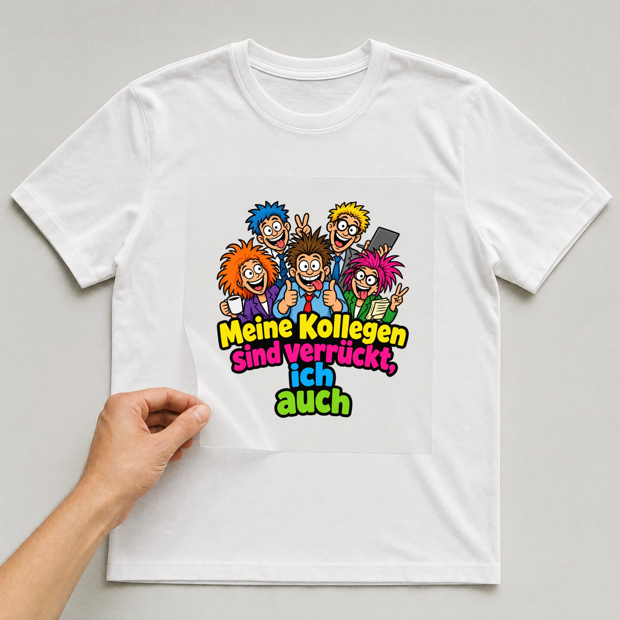 Bügelbild „Meine Kollegen sind verrückt, ich auch“ auf weißem T-Shirt, Folie wird aufgelegt