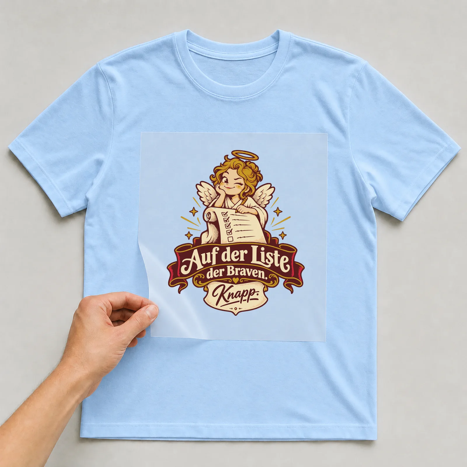 Bügelbild Auf der Liste der Braven. Knapp. auf hellblauem T-Shirt, Folie wird aufgelegt