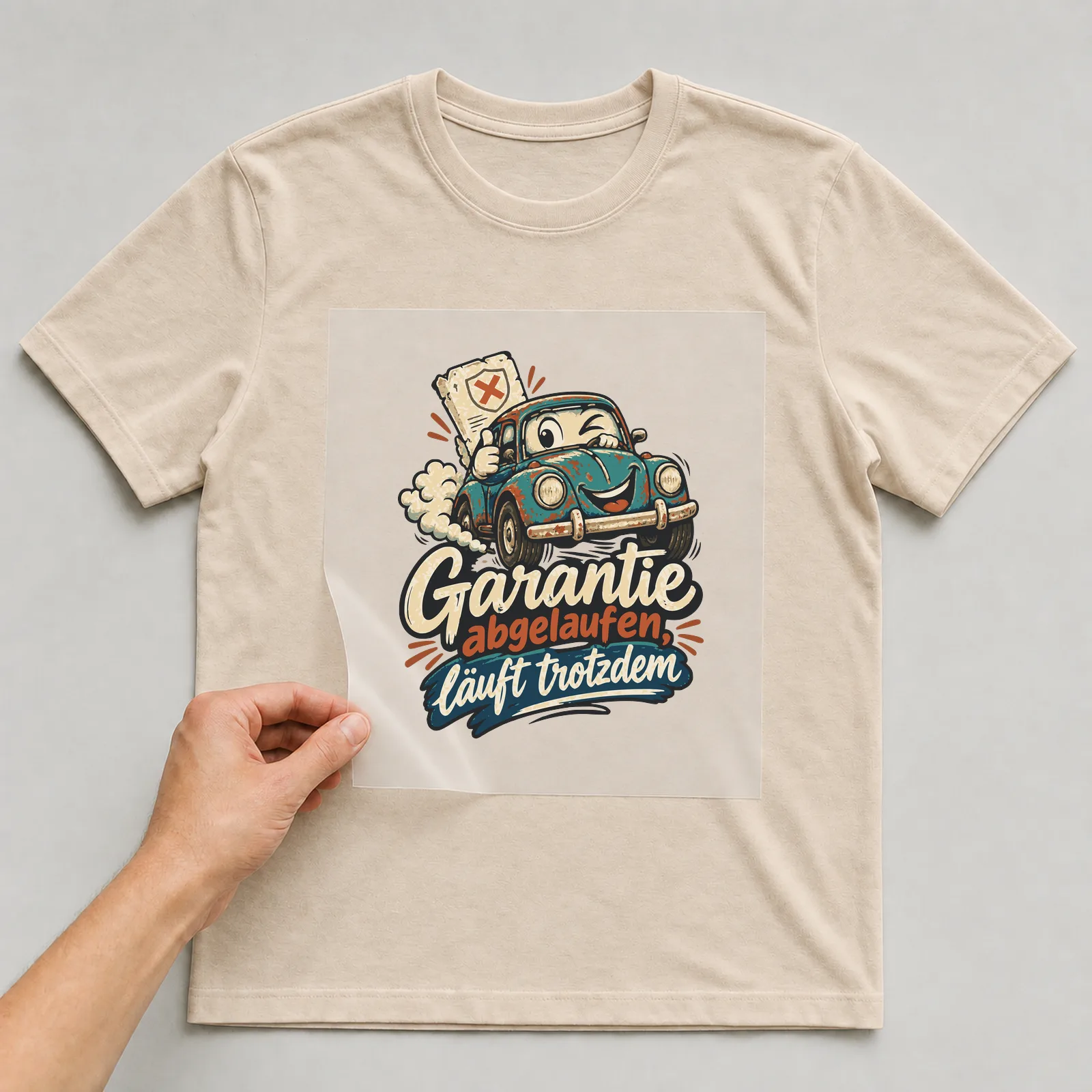 Bügelbild Garantie abgelaufen, läuft trotzdem auf beigem T-Shirt, Folie wird aufgelegt