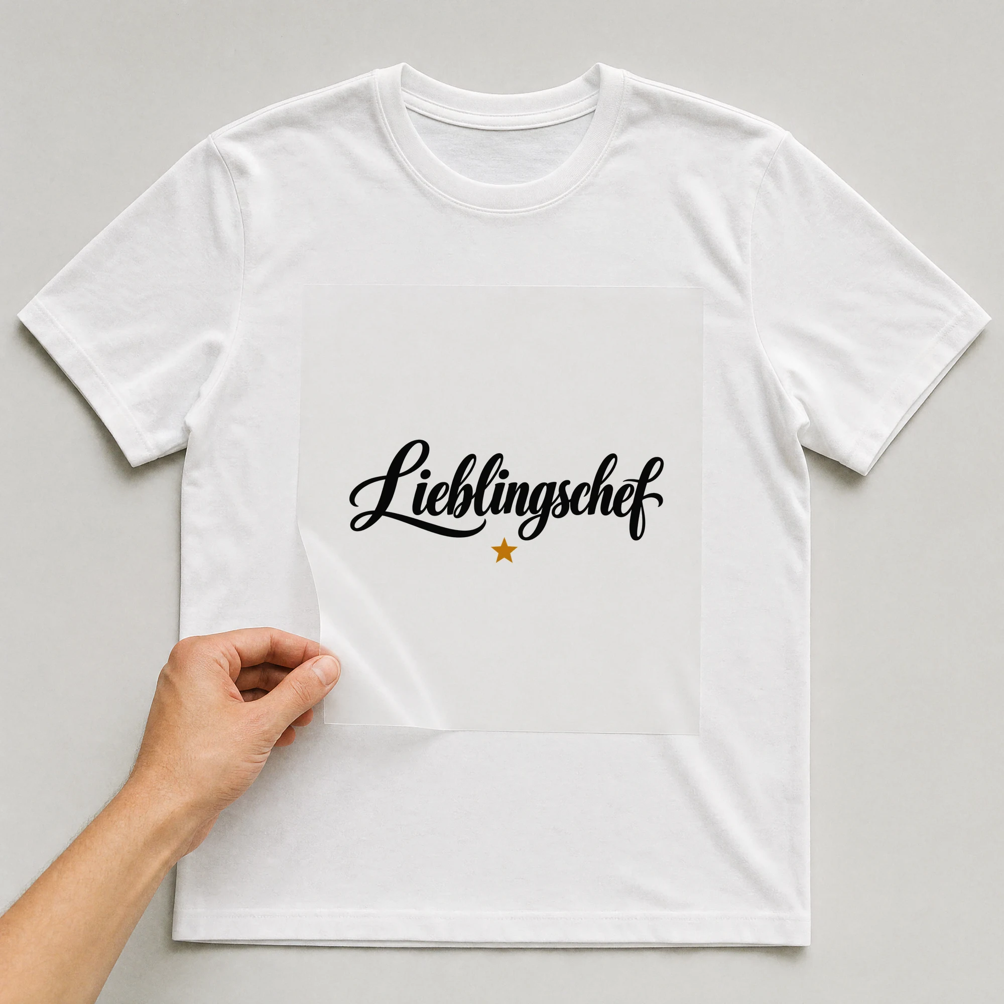 Bügelbild „Lieblingschef“ auf weißem T-Shirt, Folie wird aufgelegt