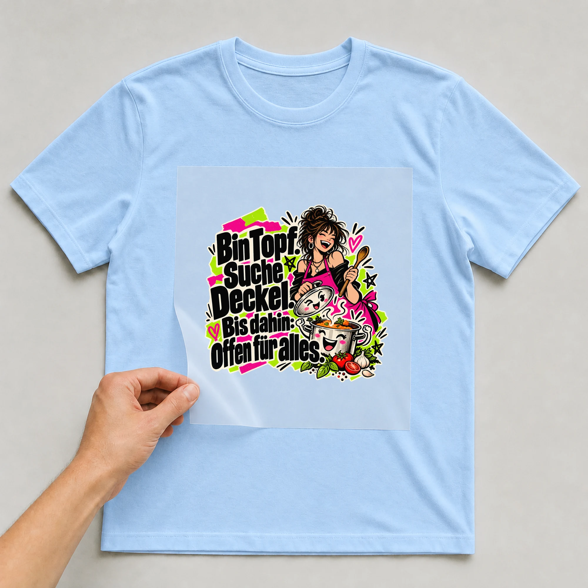 Bügelbild „Bin Topf. Suche Deckel. Bis dahin: Offen für alles.“ auf babyblauem T-Shirt, Folie wird aufgelegt