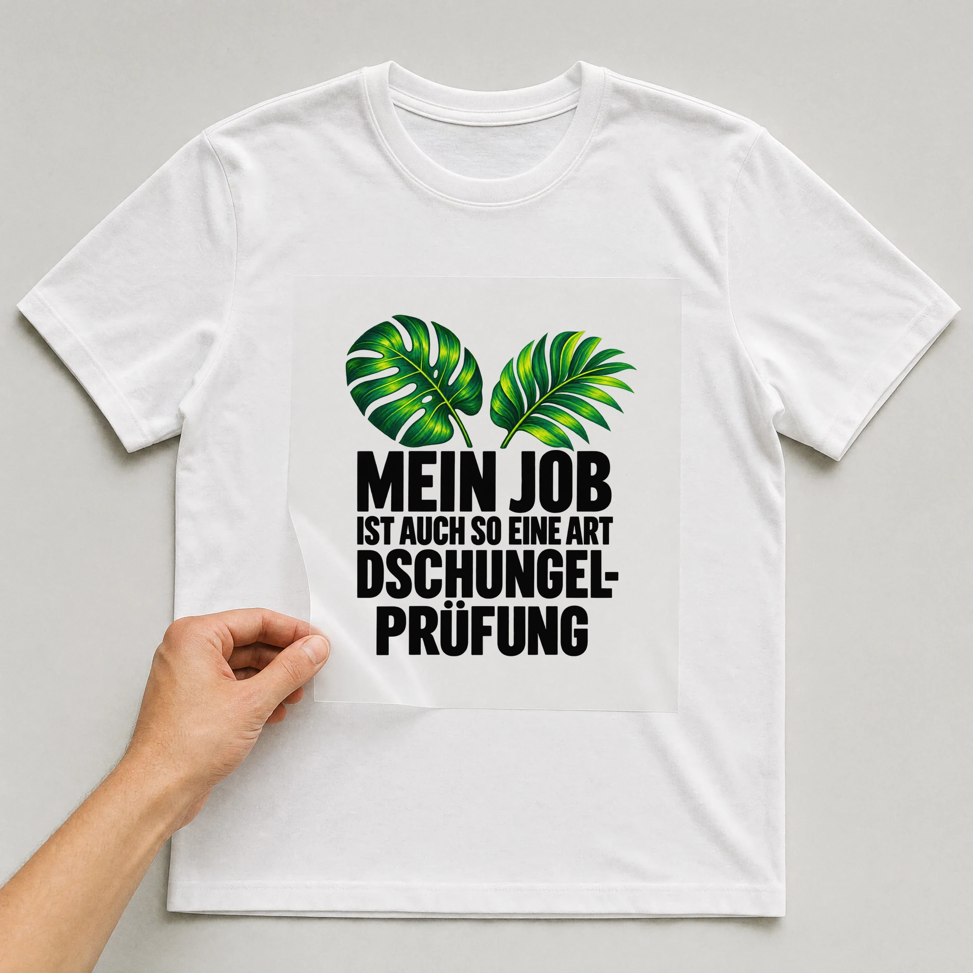 Bügelbild „Mein Job ist auch so eine Art dschungel-Prüfung“ auf weißem T-Shirt, Folie wird aufgelegt