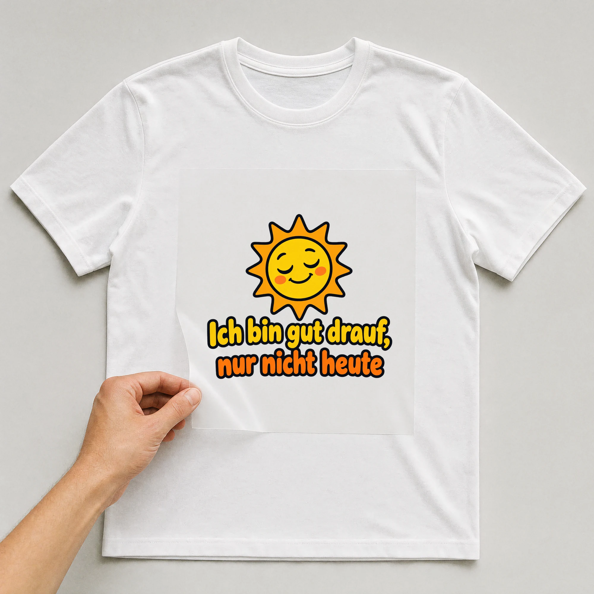 Bügelbild „Ich bin gut drauf, nur nicht heute“ auf weißem T-Shirt, Folie wird aufgelegt
