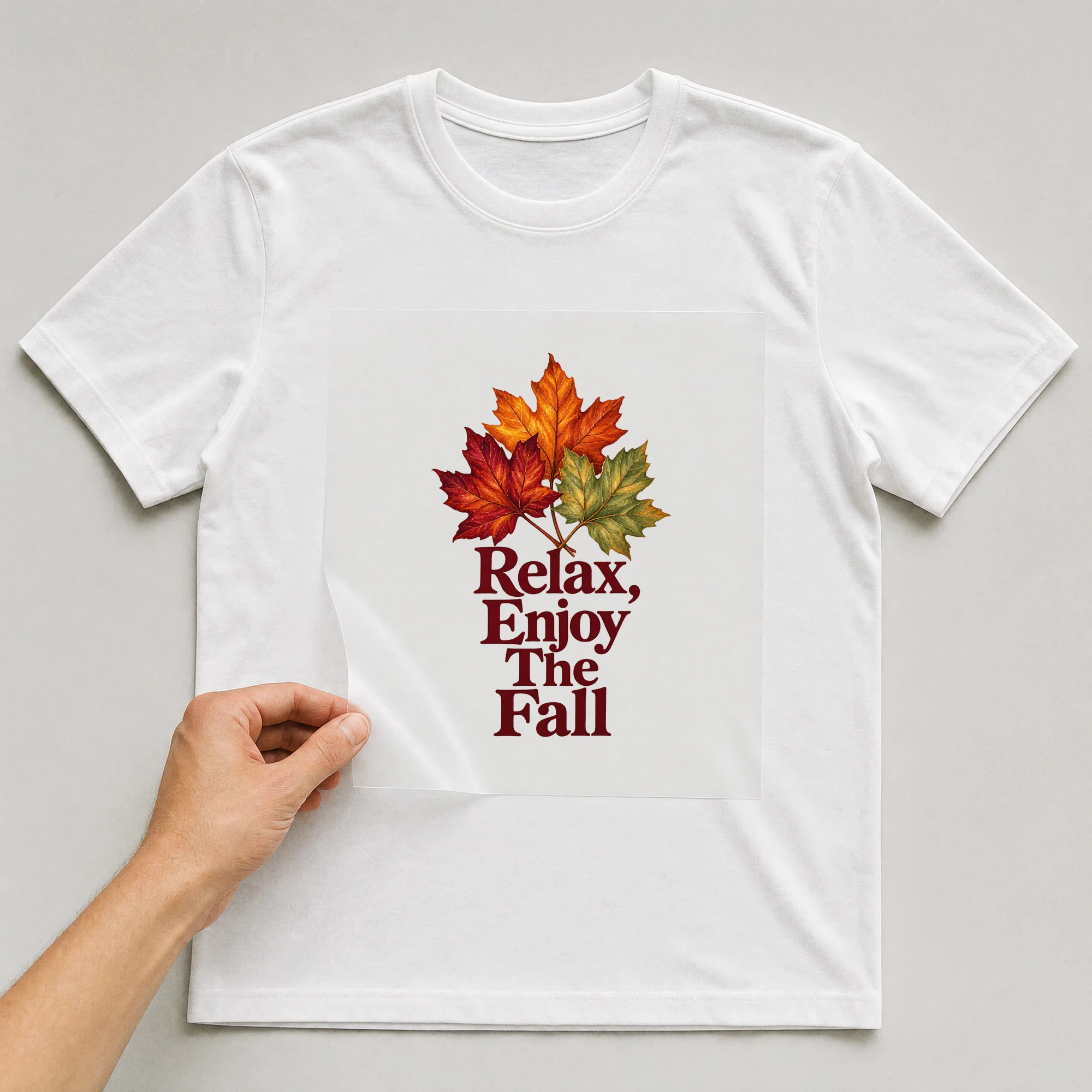 Bügelbild „Relax, Enjoy The Fall“ auf weißem T-Shirt, Folie wird aufgelegt
