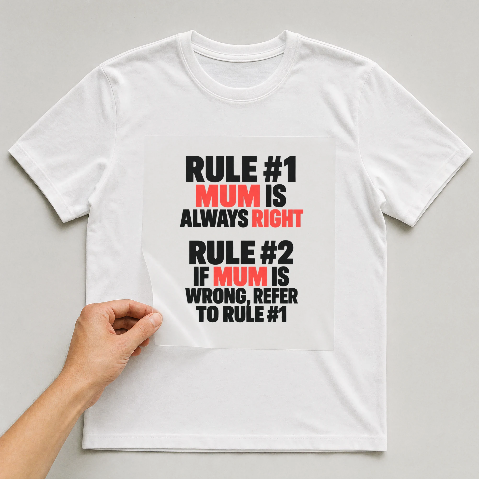Bügelbild „Rule #1 Mum Is Always Right Rule #2 If Mum Is Wrong, Refer To Rule #1“ auf weißem T-Shirt, Folie wird aufgelegt