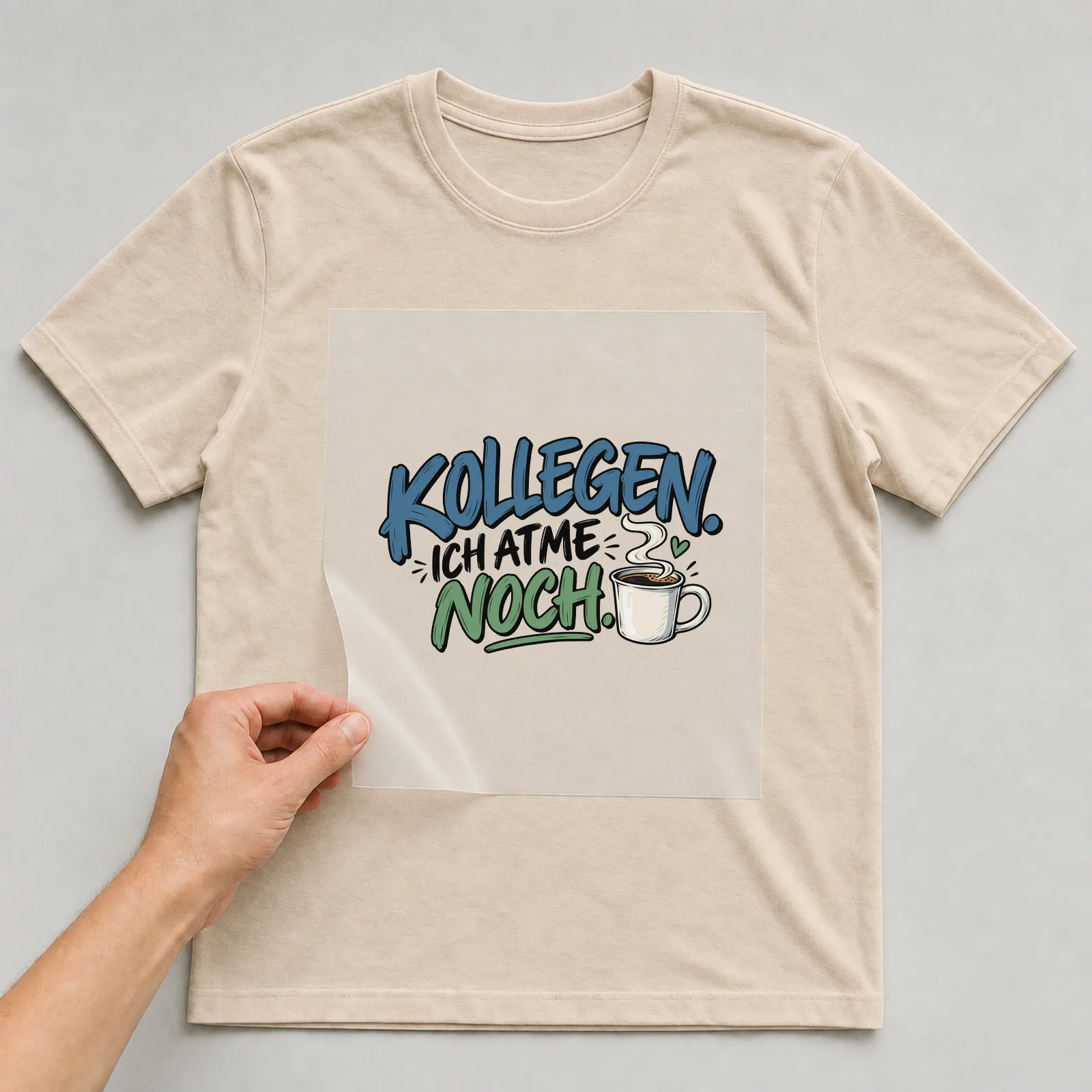 Bügelbild „Kollegen. Ich atme noch.“ auf beigem T-Shirt, Folie wird aufgelegt