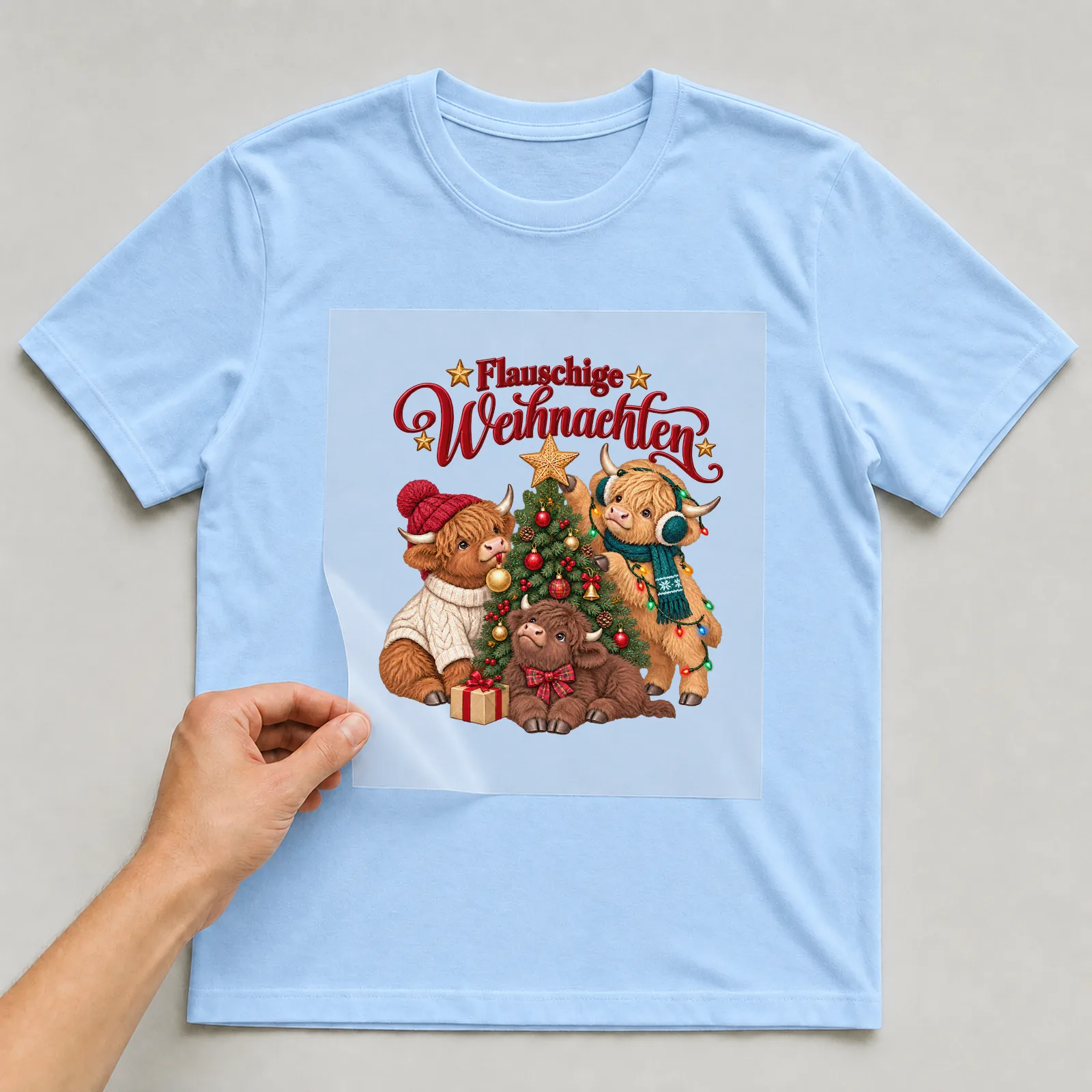 Bügelbild Flauschige Weihnachten auf hellblauem T-Shirt, Folie wird aufgelegt