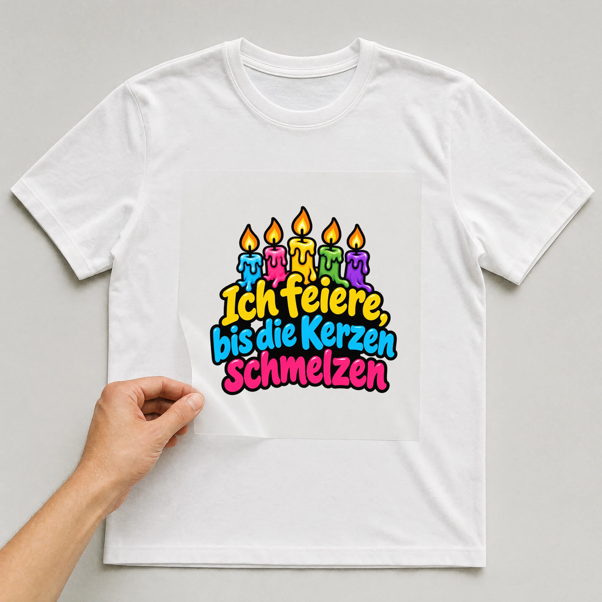 Bügelbild „Ich feiere, bis die Kerzen schmelzen“ auf weißem T-Shirt, Folie wird aufgelegt