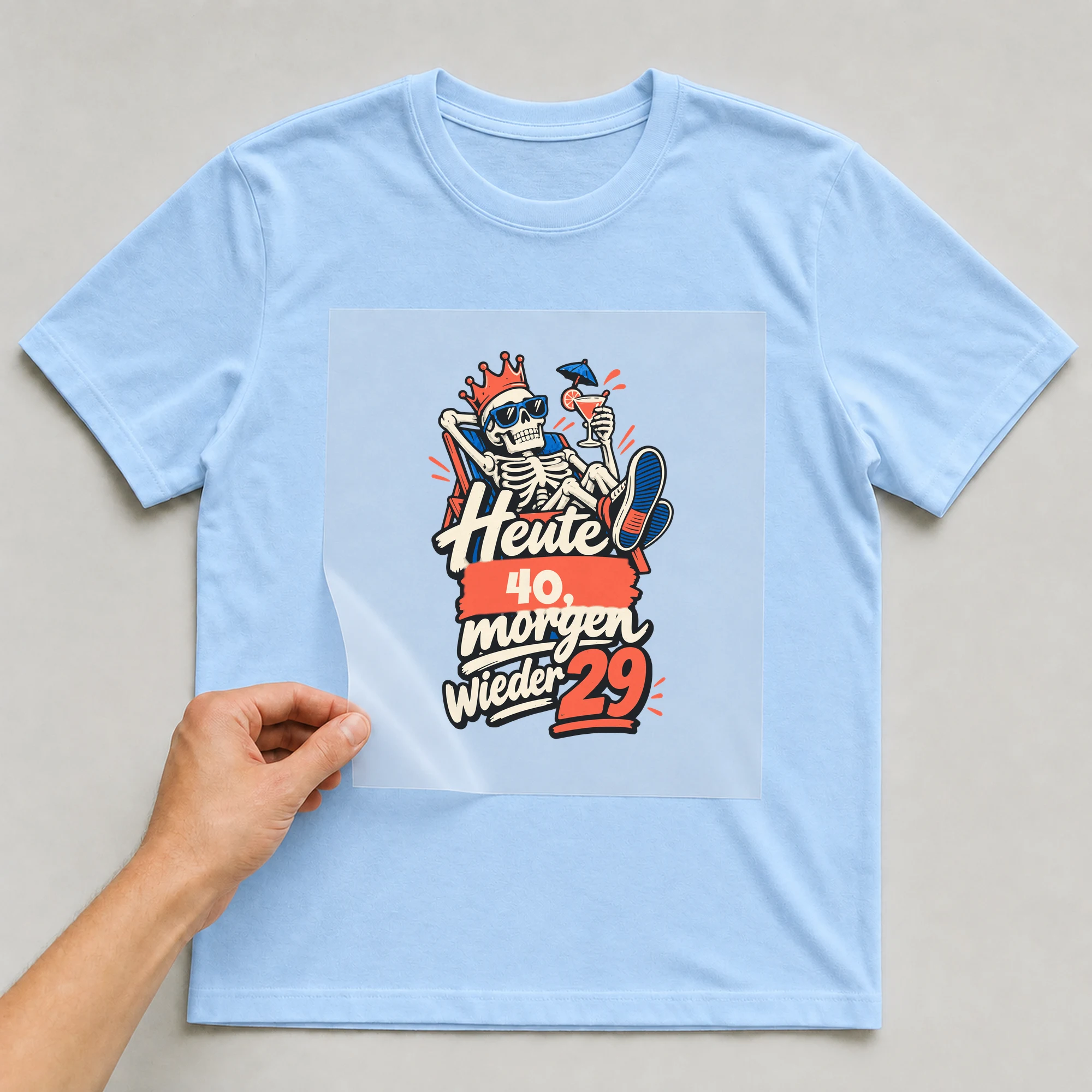 Bügelbild Morgen wieder 29 mit Alter auf hellblauem T-Shirt, Folie wird aufgelegt