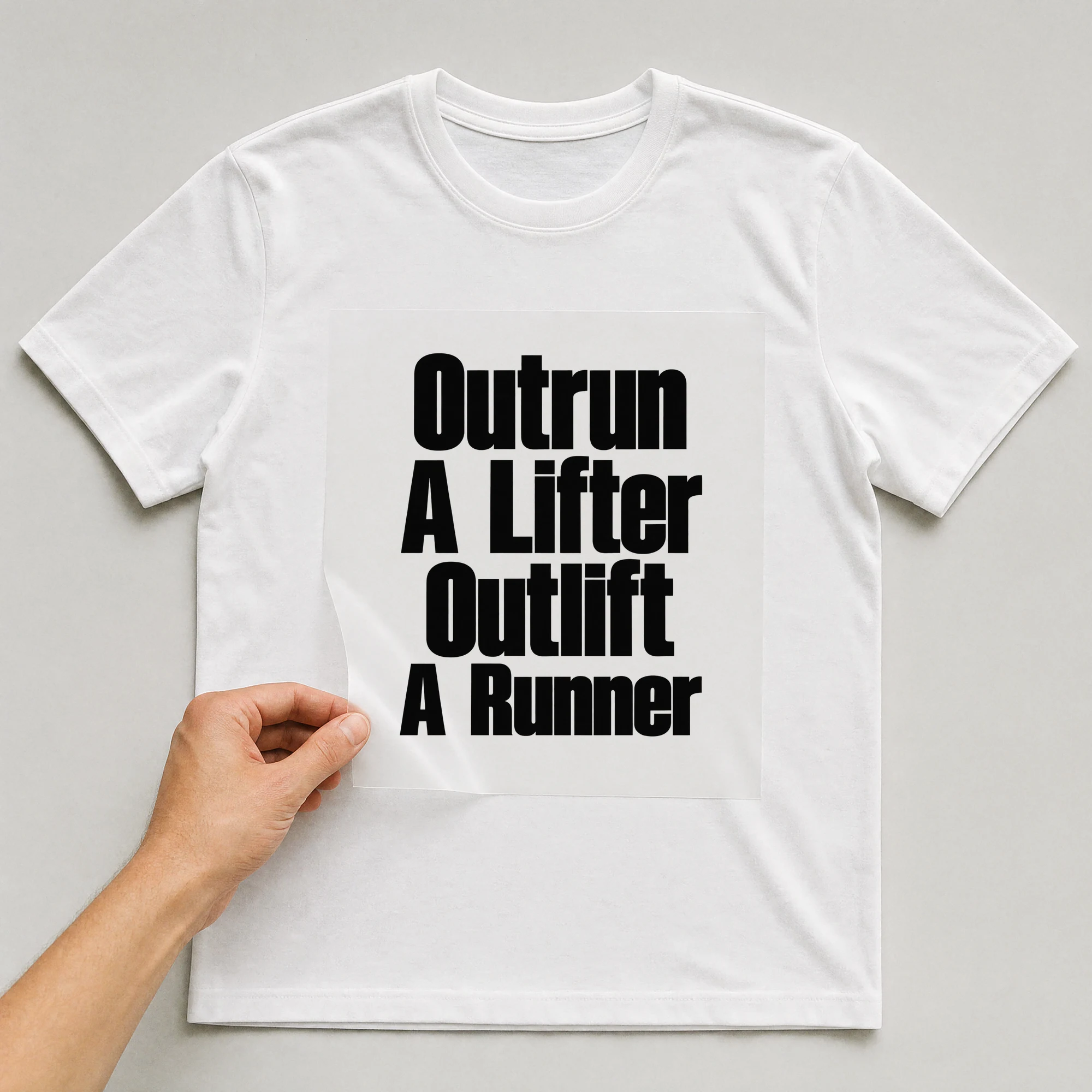 Bügelbild „Outrun A Lifter Outlift A Runner“ auf weißem T-Shirt, Folie wird aufgelegt