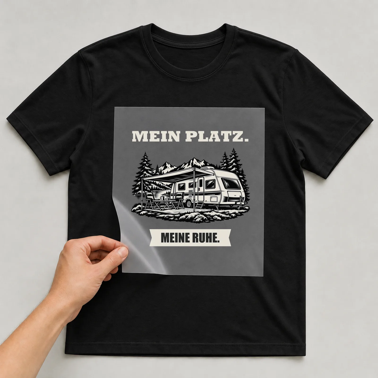 Bügelbild „Mein Platz. Meine Ruhe.“ auf schwarzem T-Shirt, Folie wird aufgelegt