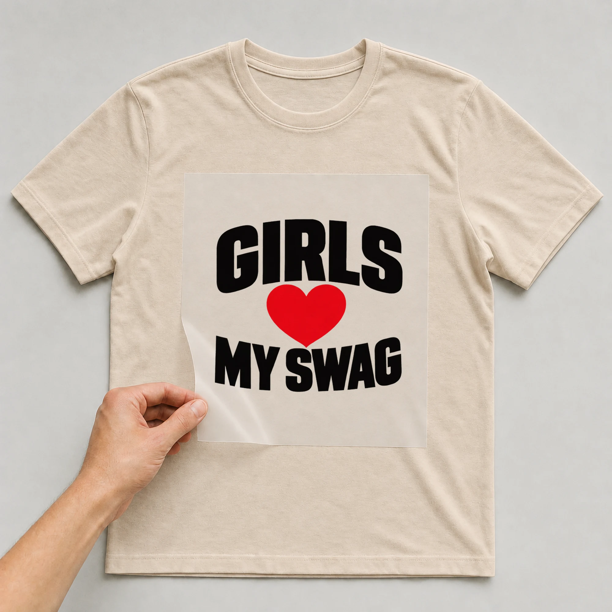 Bügelbild „Girls My Swag“ auf beigem T-Shirt, Folie wird aufgelegt