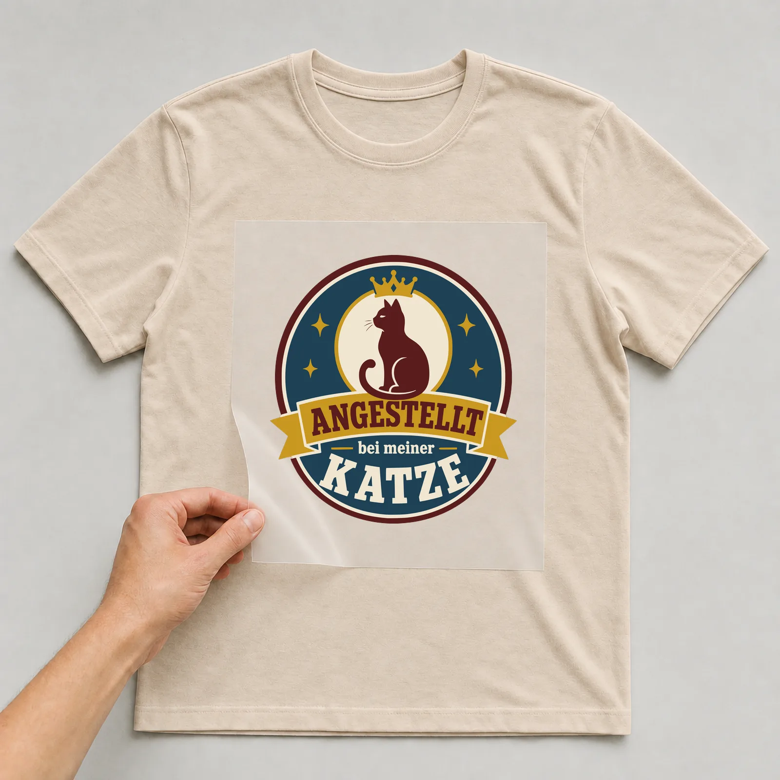 Bügelbild Angestellt bei meiner Katze auf beigem T-Shirt, Folie wird aufgelegt