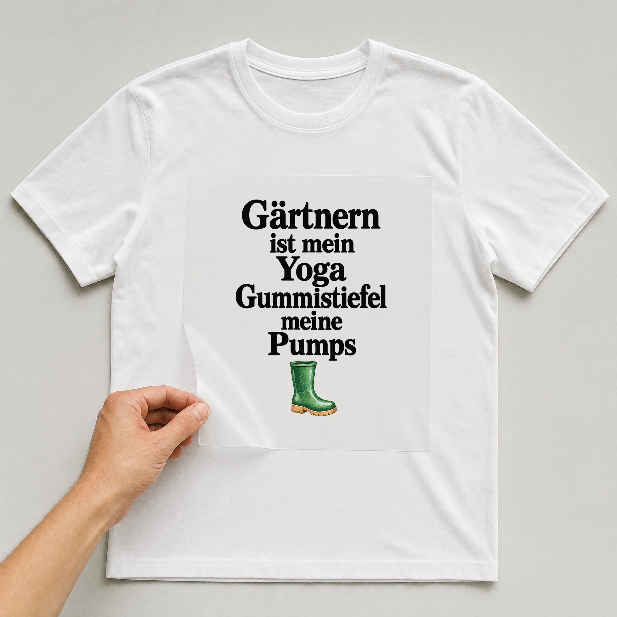 Bügelbild „Gärtnern ist mein Yoga Gummistiefel meine Pumps“ auf weißem T-Shirt, Folie wird aufgelegt