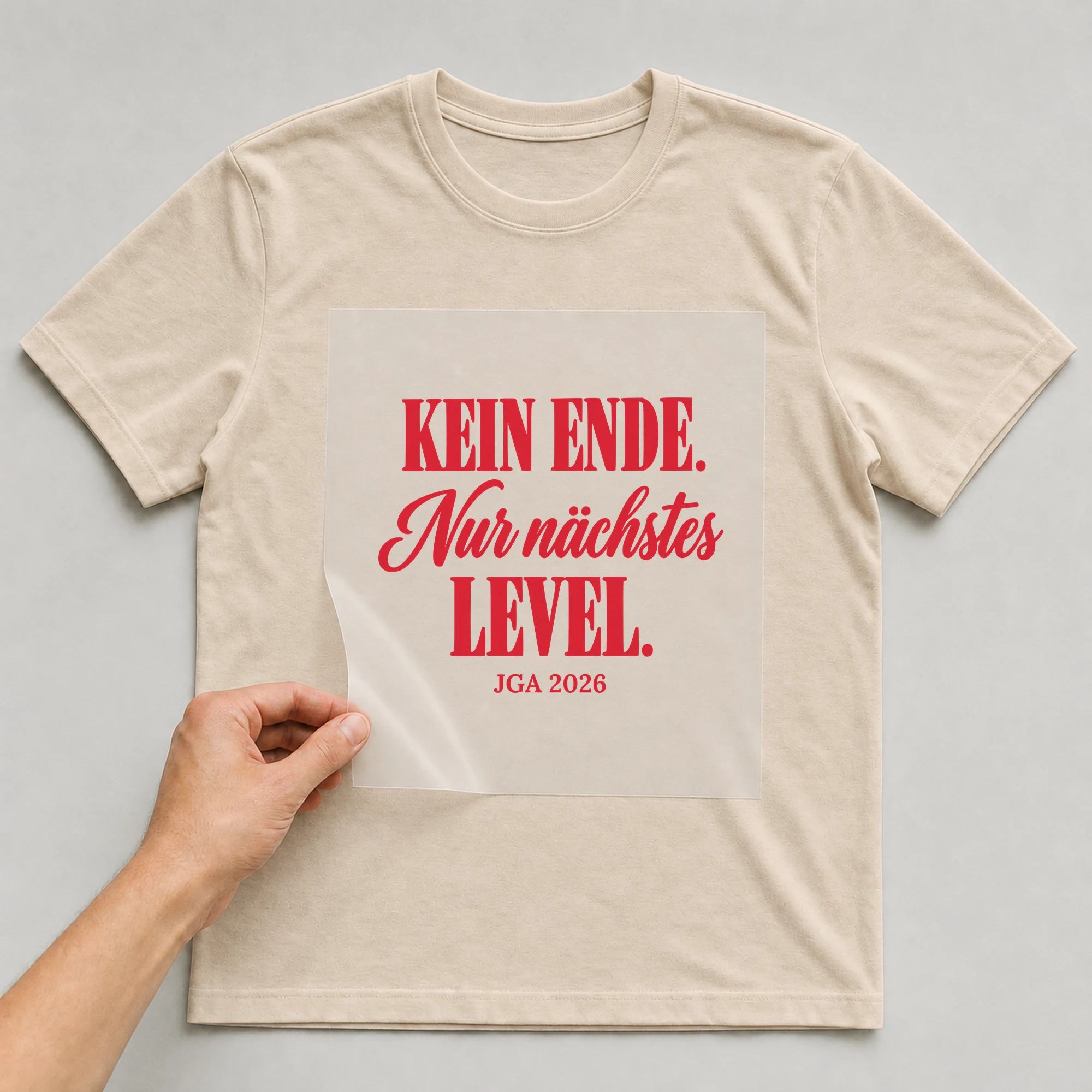 Bügelbild Kein Ende. Nur nächstes Level mit Jahr auf beigem T-Shirt, Folie wird aufgelegt