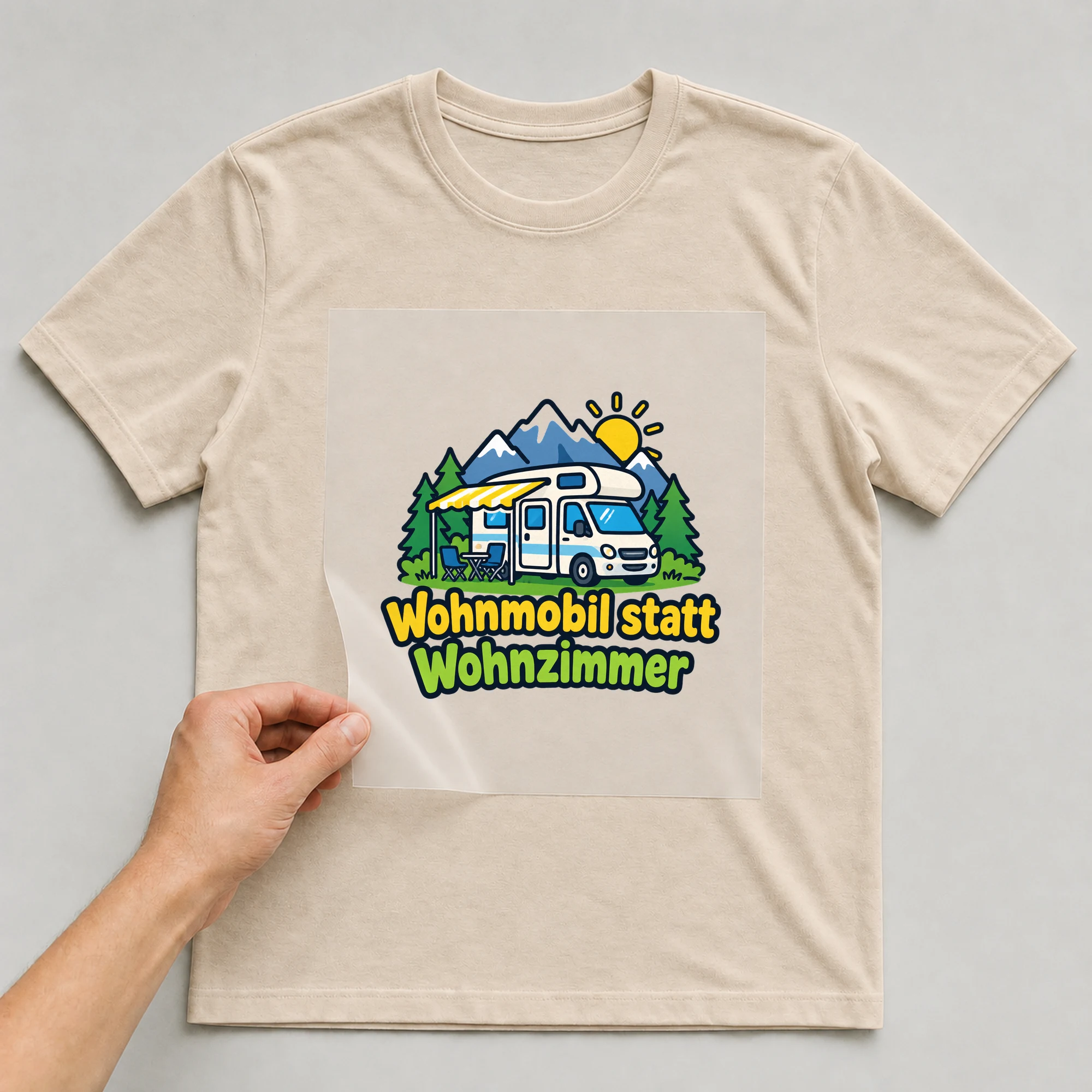 Bügelbild „Wohnmobil statt Wohnzimmer“ auf beigem T-Shirt, Folie wird aufgelegt