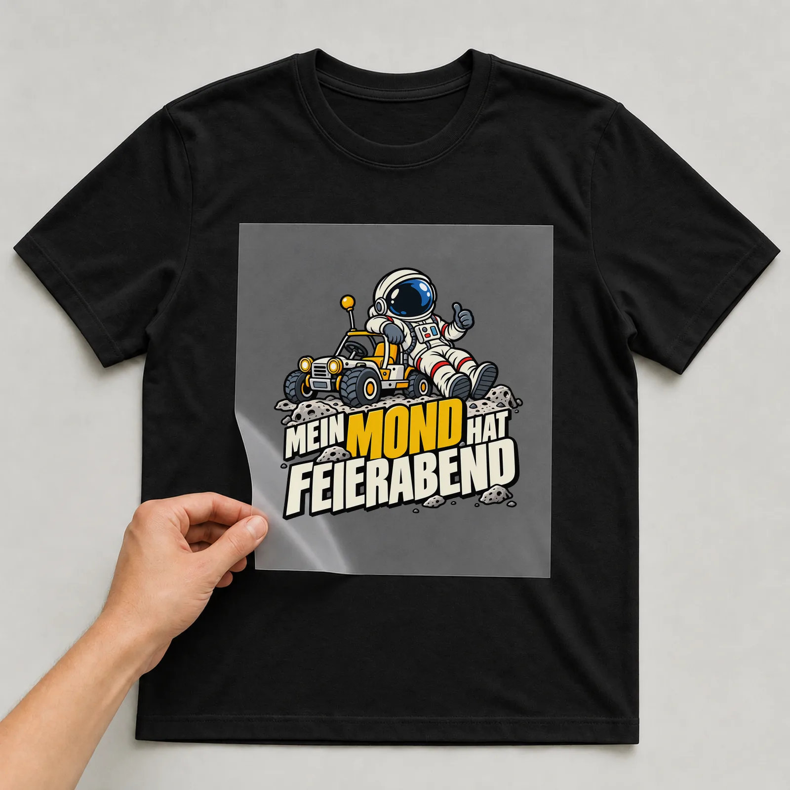 Bügelbild „Mein Mond hat Feierabend“ auf schwarzem T-Shirt, Folie wird aufgelegt