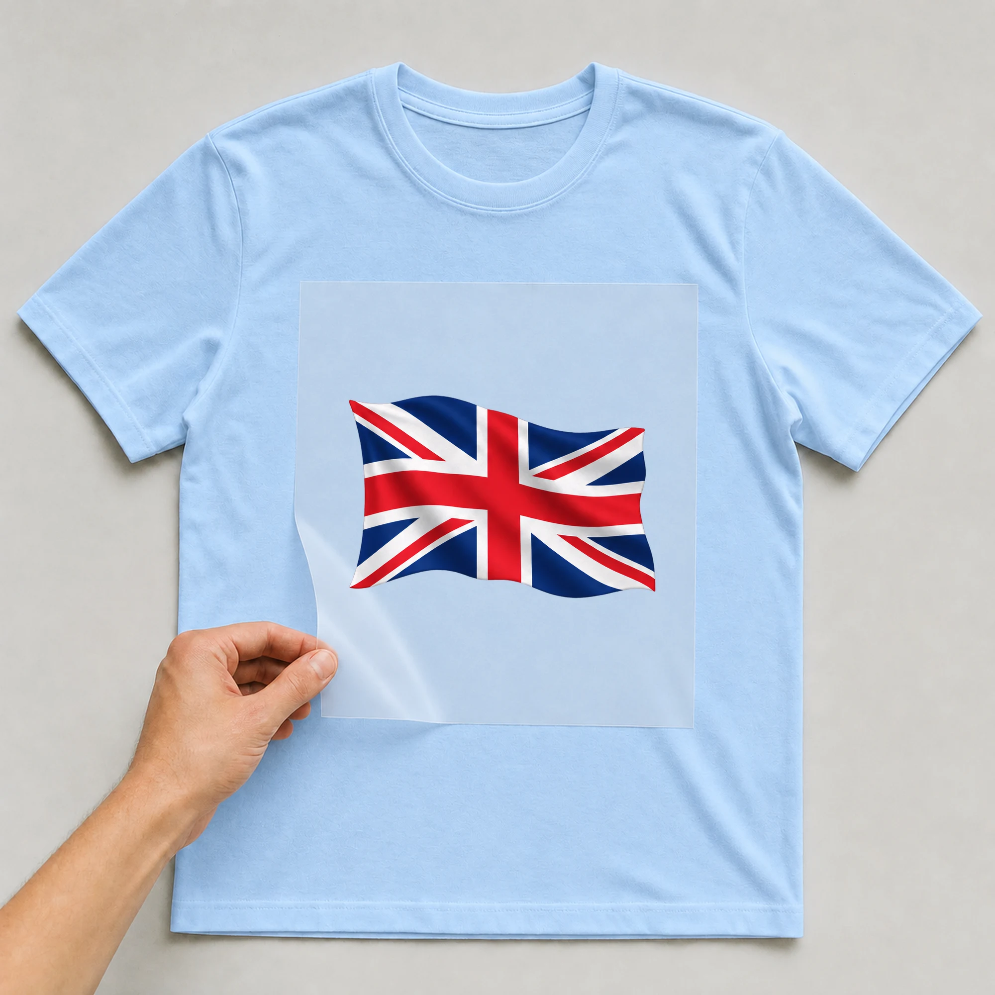 Bügelbild „Britische Fahne“ auf babyblauem T-Shirt, Folie wird aufgelegt