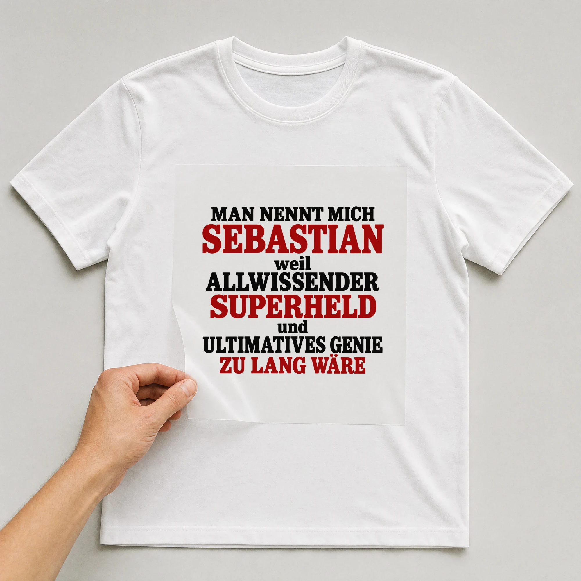Bügelbild „Man nennt mich Sebastian weil allwissender Superheld und ultimatives Genie zu“ auf weißem T-Shirt, Folie wird aufgelegt