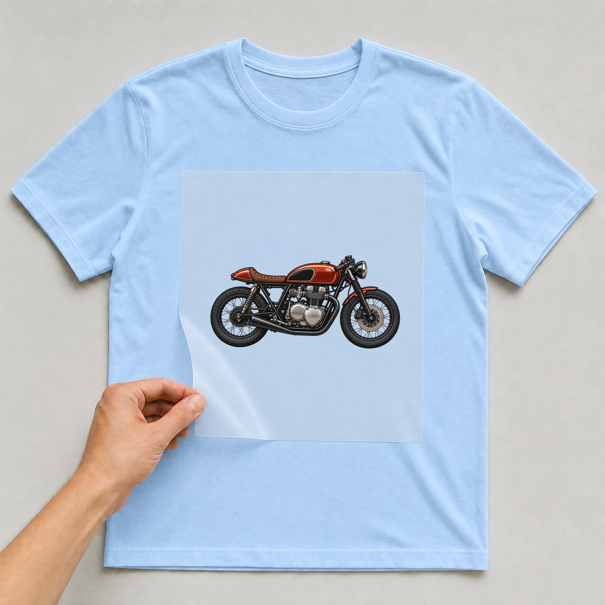 Bügelbild „Super Bike“ auf babyblauem T-Shirt, Folie wird aufgelegt