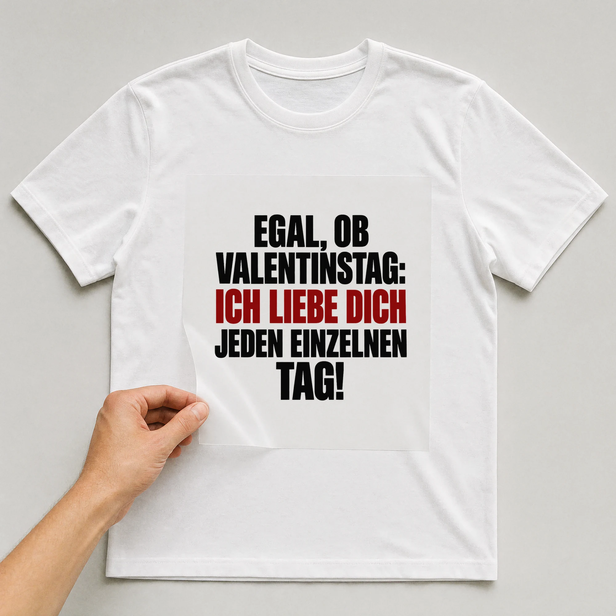 Bügelbild „Egal, ob Valentinstag: Ich liebe dich jeden einzelnen Tag!“ auf weißem T-Shirt, Folie wird aufgelegt